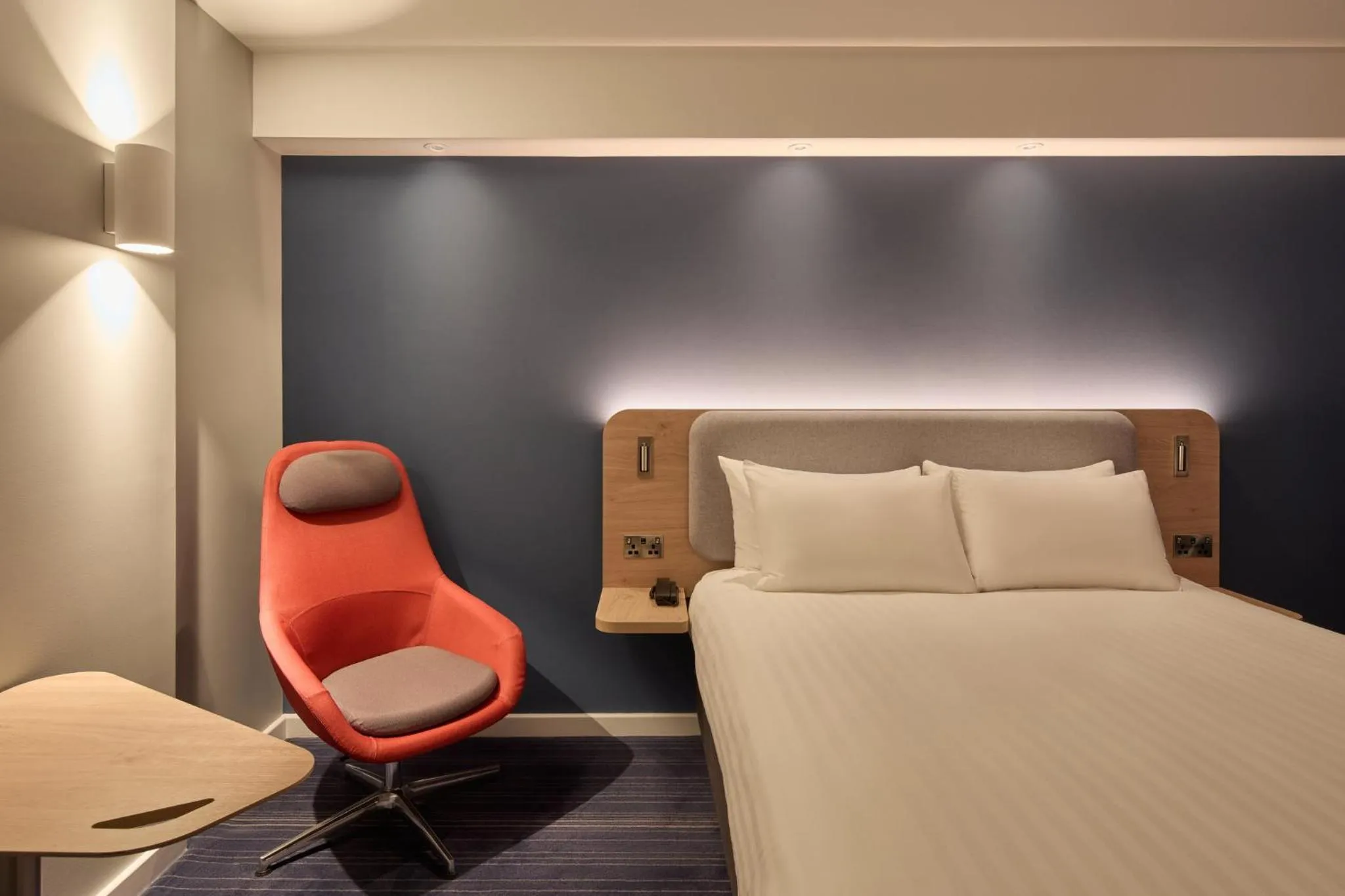 Photo of the whole room, Bed in Holiday Inn Express London Limehouse by IHG