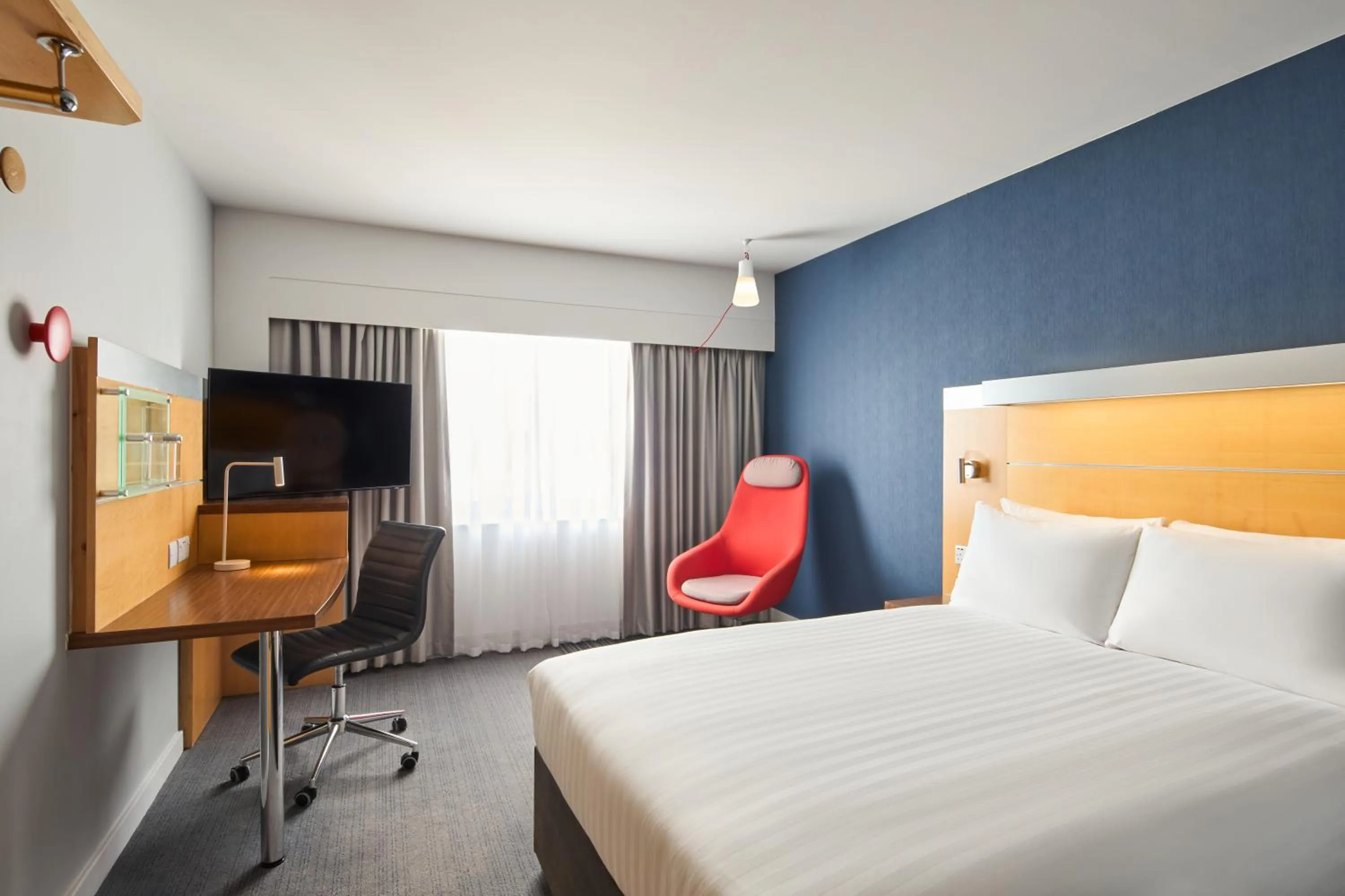 Bed in Holiday Inn Express London Limehouse by IHG