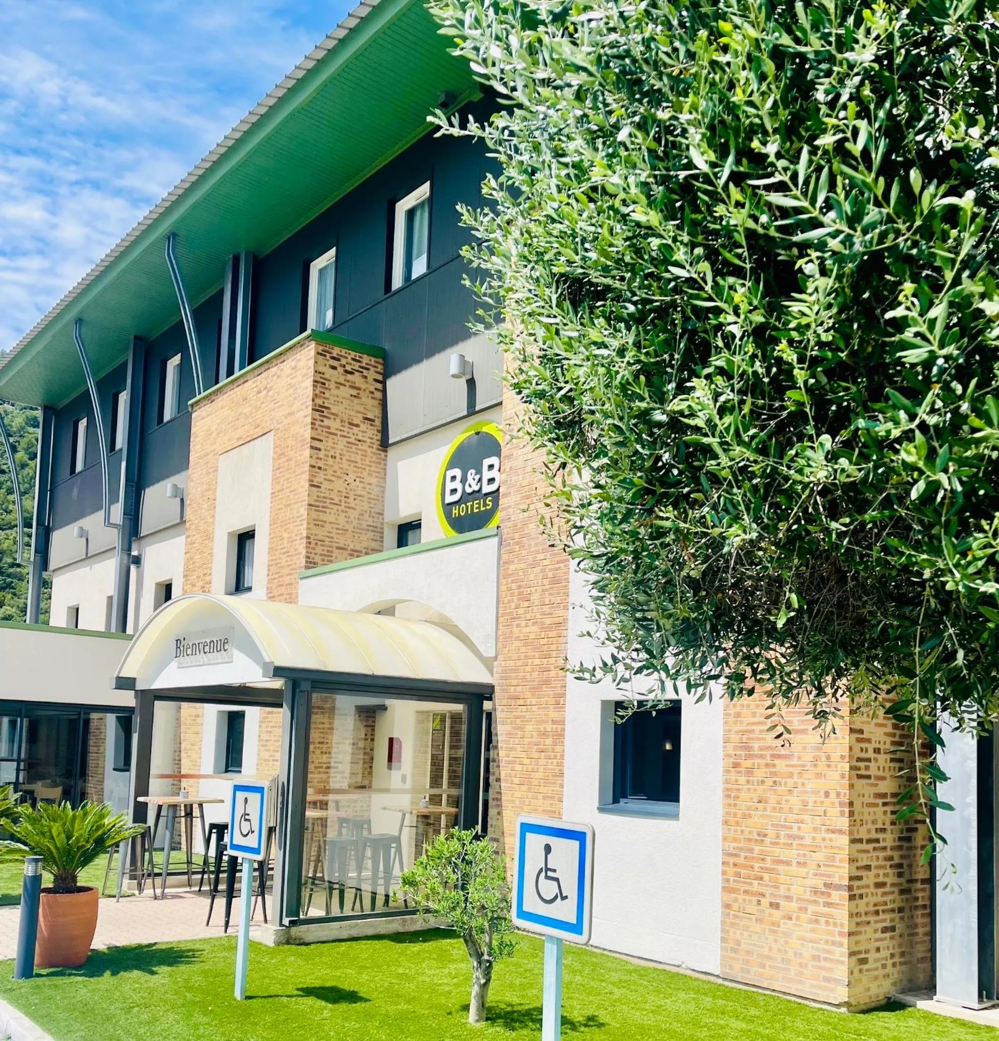 Property building in B&B HOTEL Aubagne Gémenos