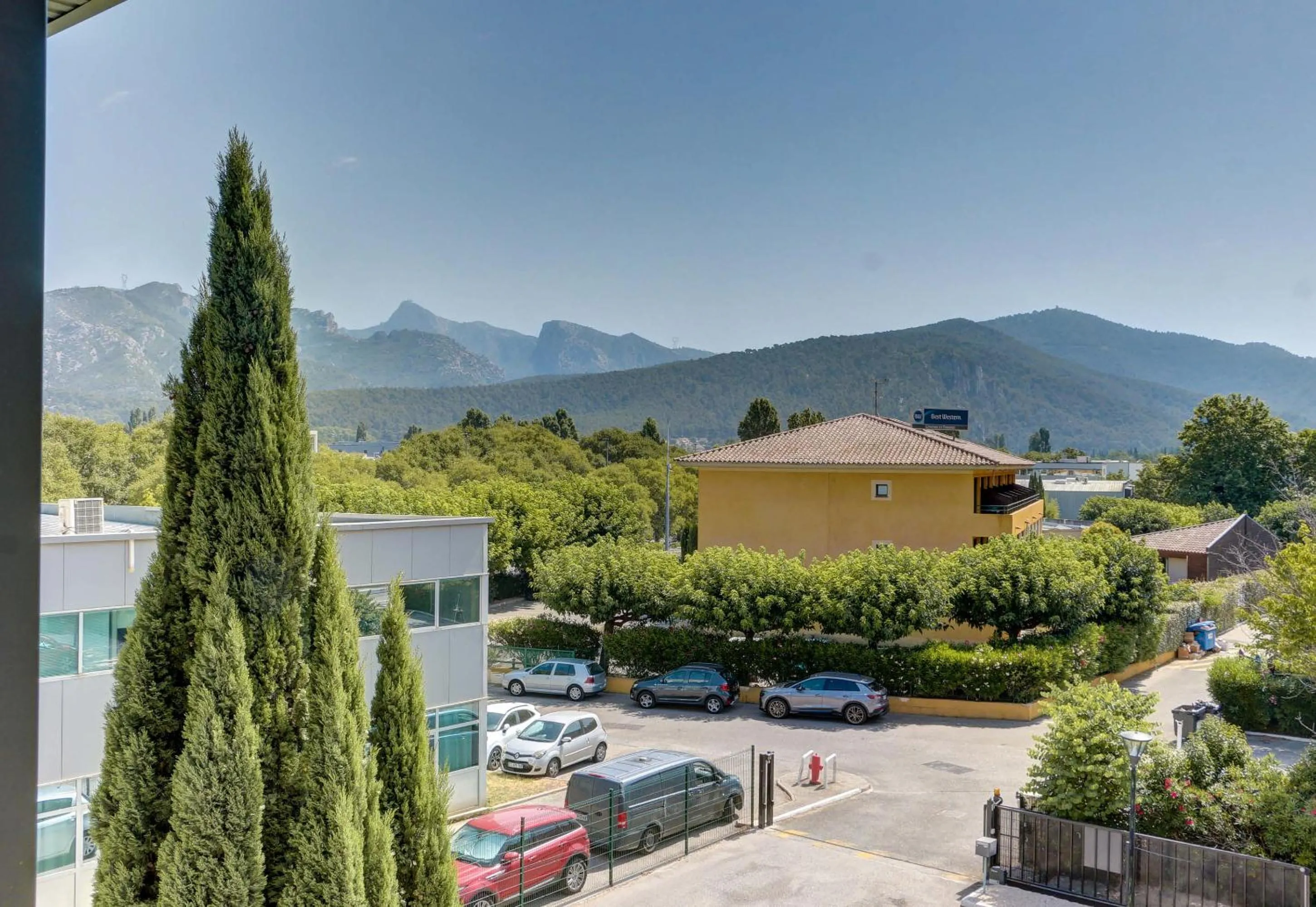 Mountain view in B&B HOTEL Aubagne Gémenos