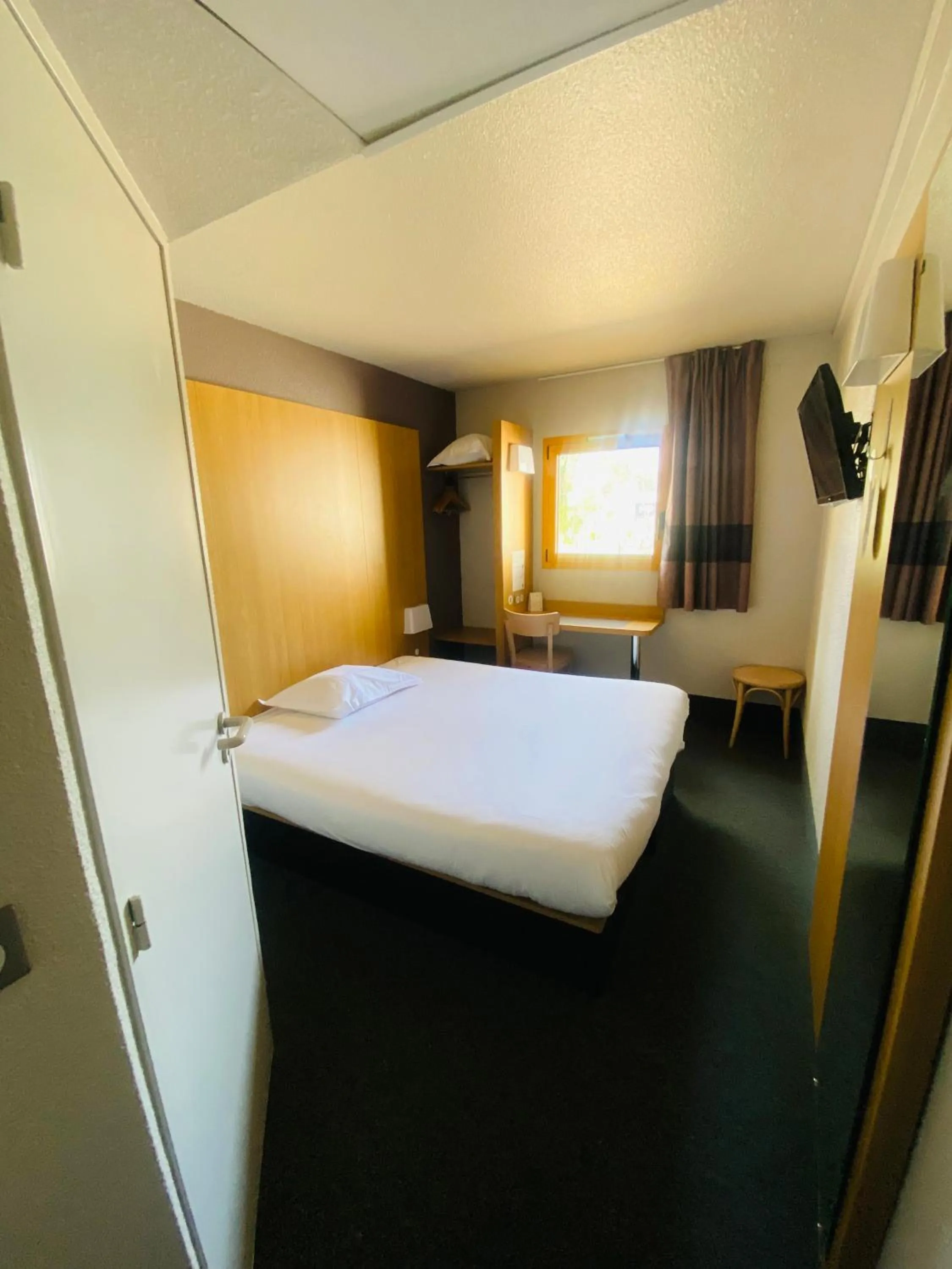 Bed in B&B HOTEL Aubagne Gémenos