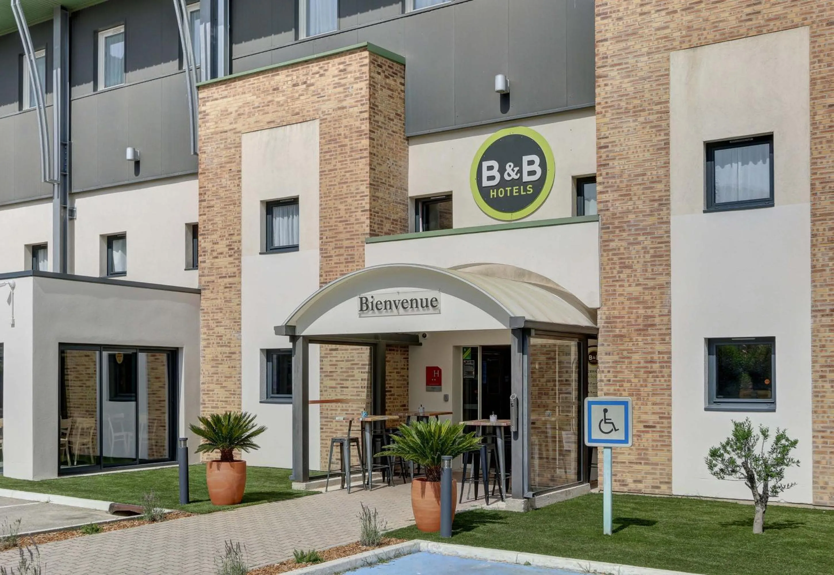 Facade/entrance in B&B HOTEL Aubagne Gémenos