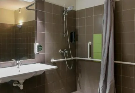 Bathroom in B&B HOTEL Aubagne Gémenos