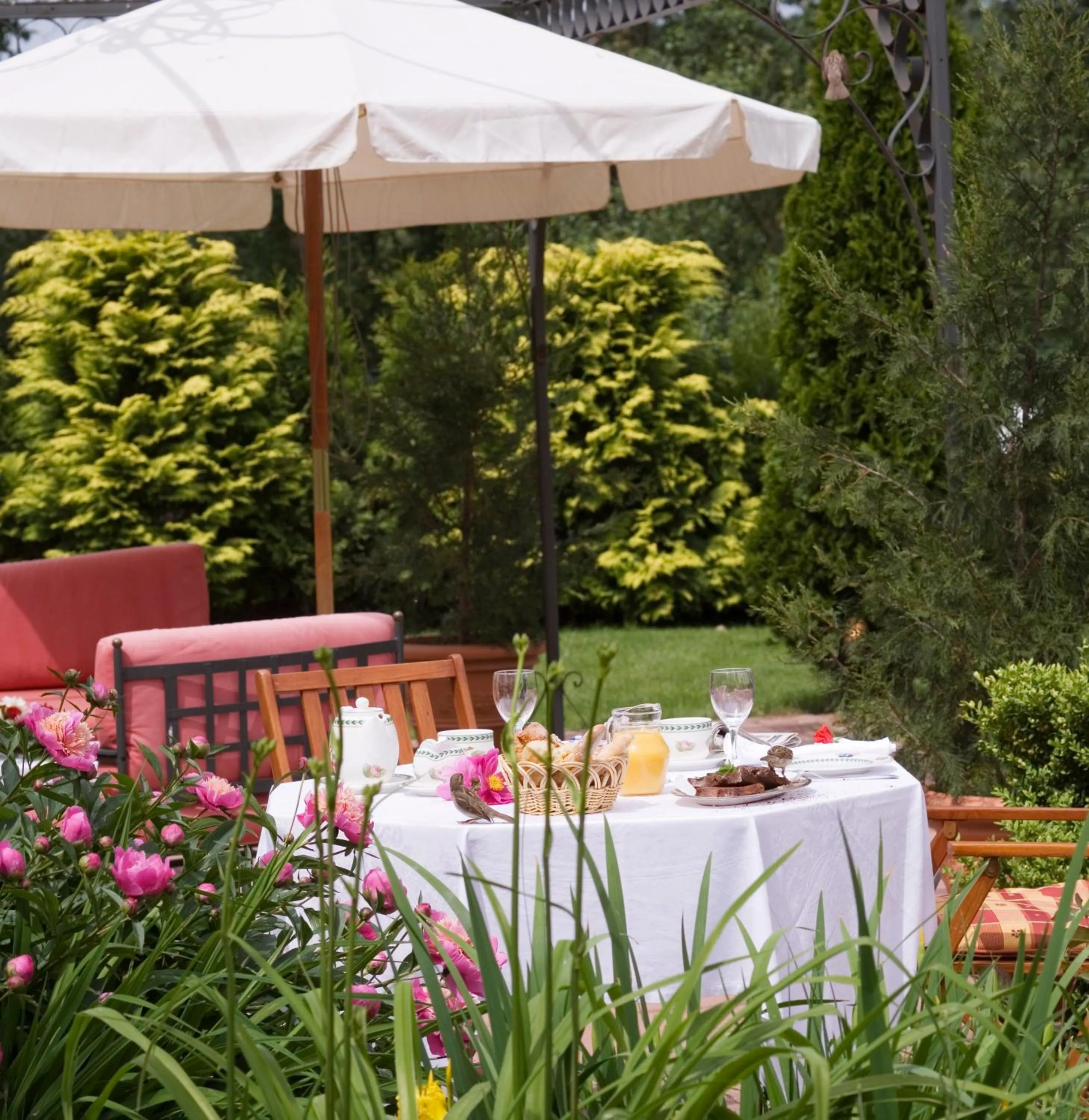 Patio in Demeures & Châteaux Domaine de la Grange de Condé