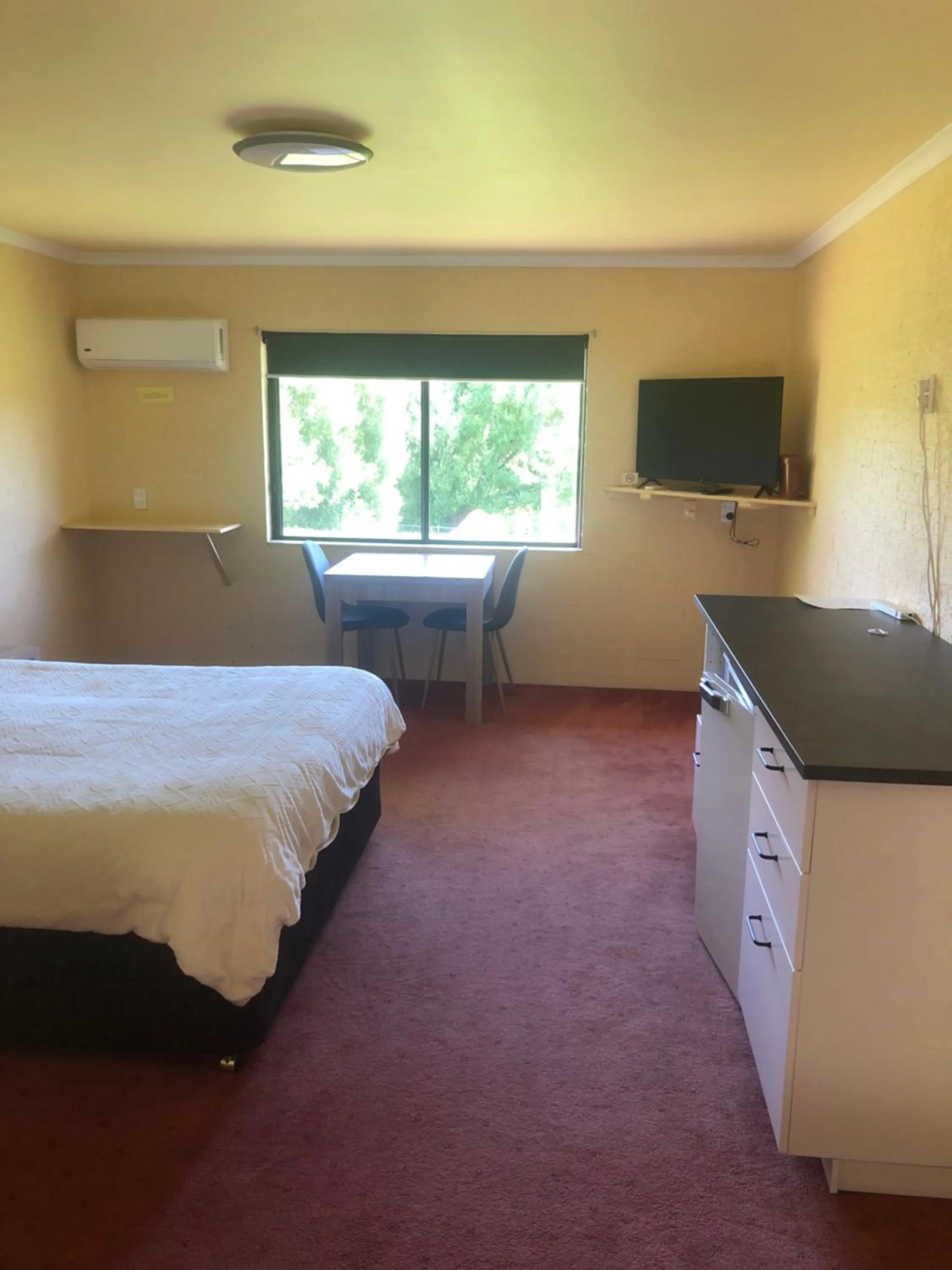 Photo of the whole room, Bed in Colonial Inn Guest Rooms