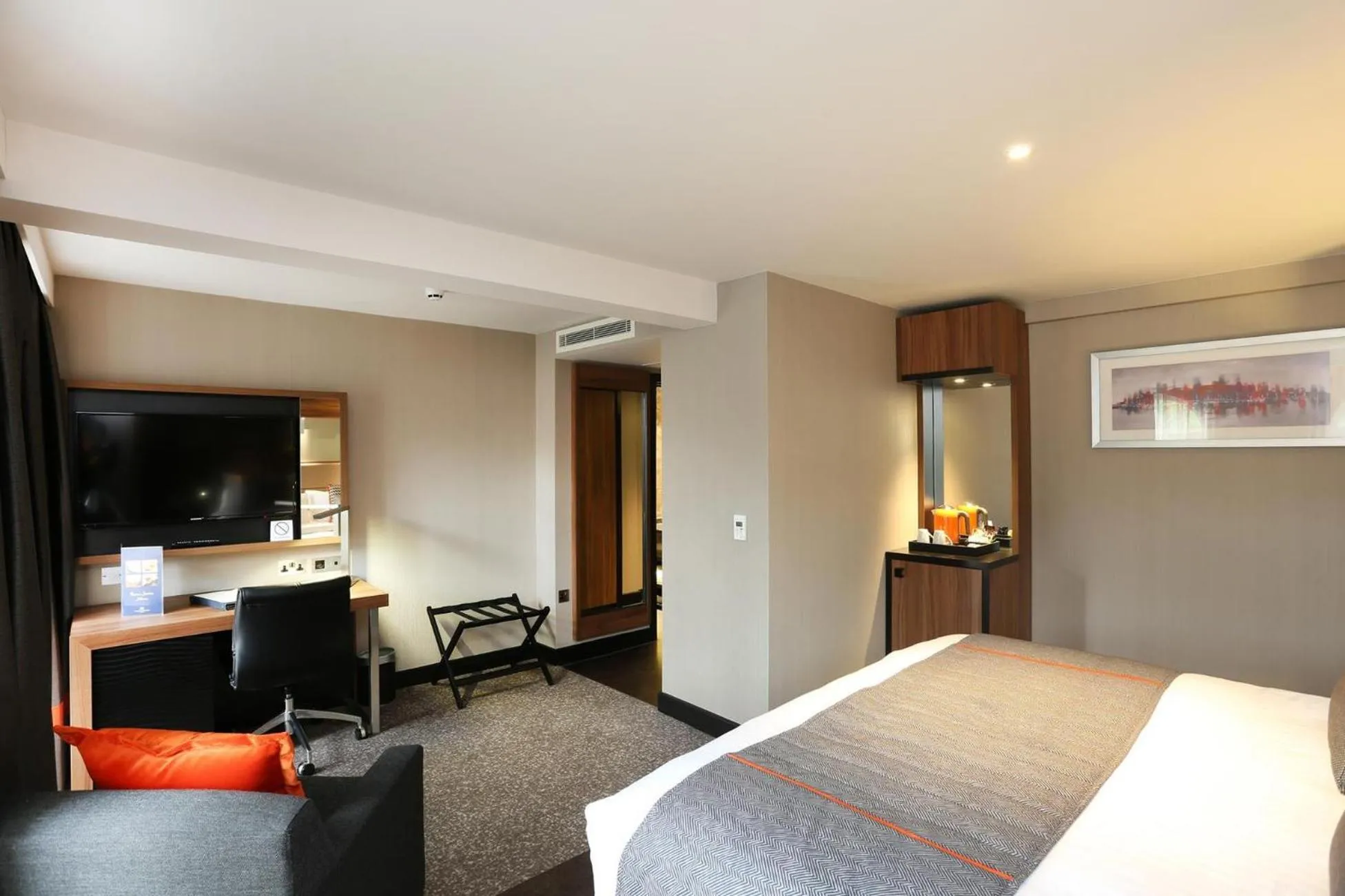 Photo of the whole room, Bed in Crowne Plaza Gerrards Cross by IHG