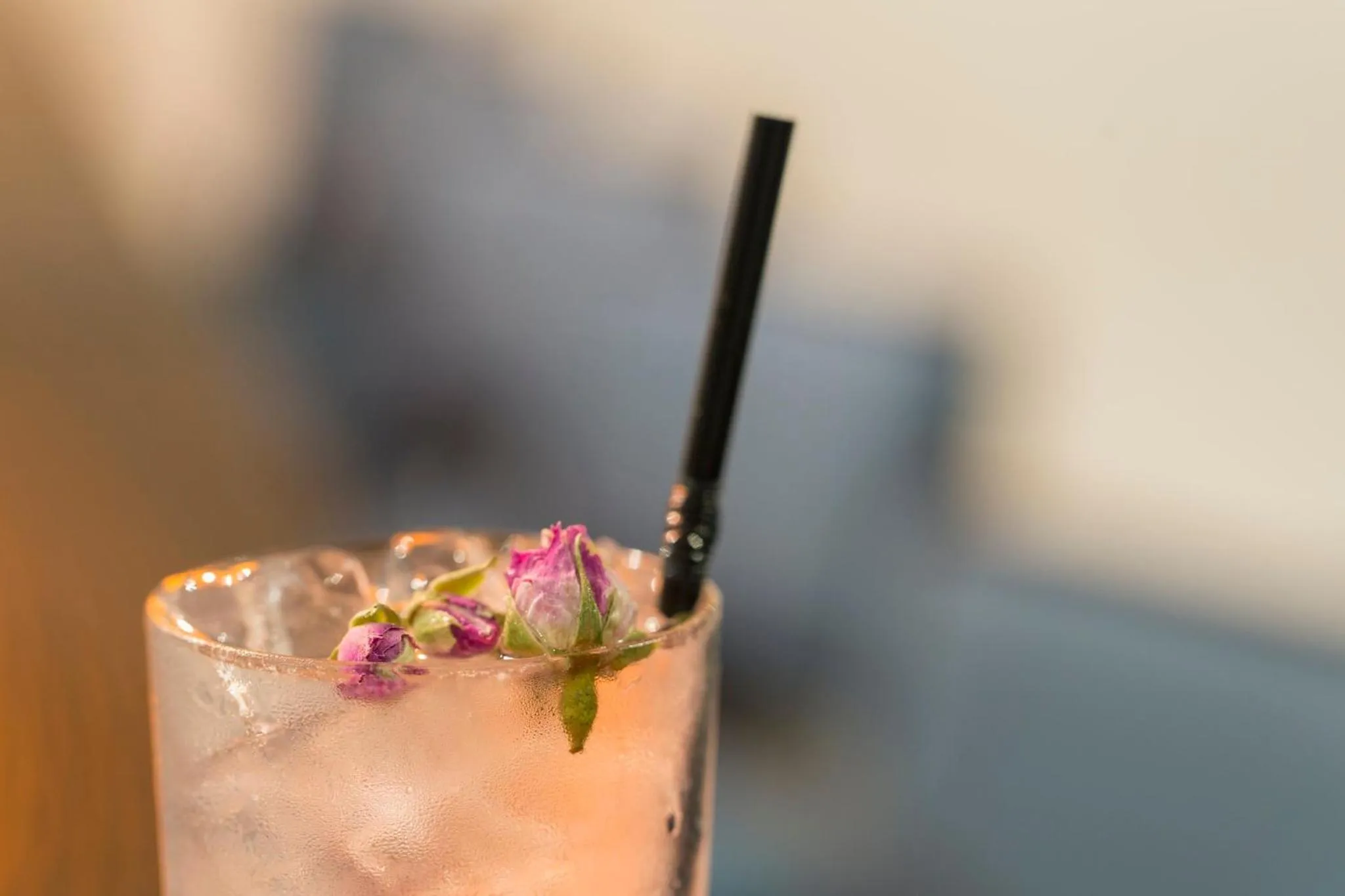 Lounge or bar in Crowne Plaza Gerrards Cross by IHG