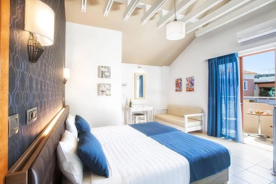 Photo of the whole room, Bed in Kallitsakis Beach