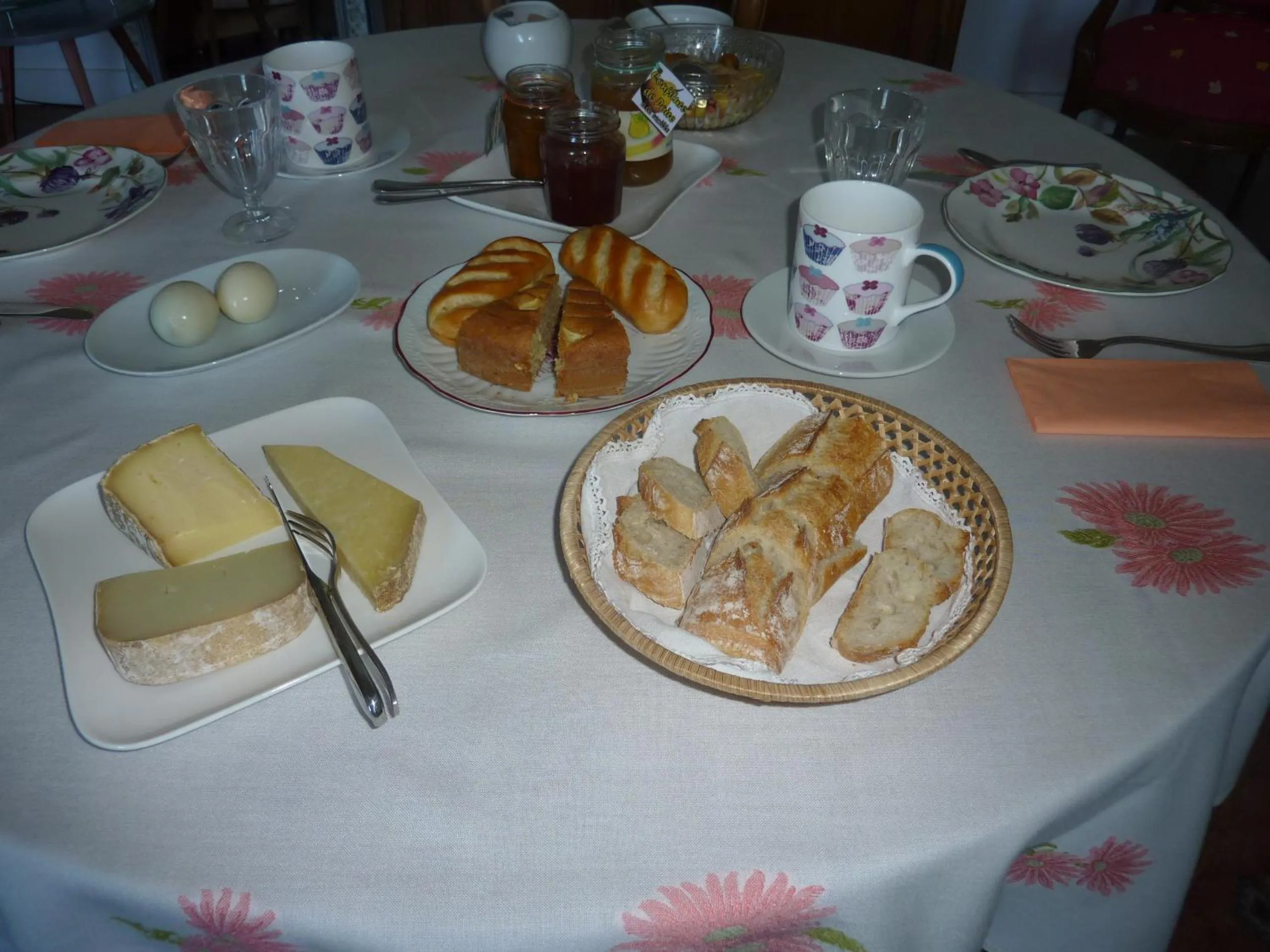 Continental breakfast in Le Clos des Rosiers