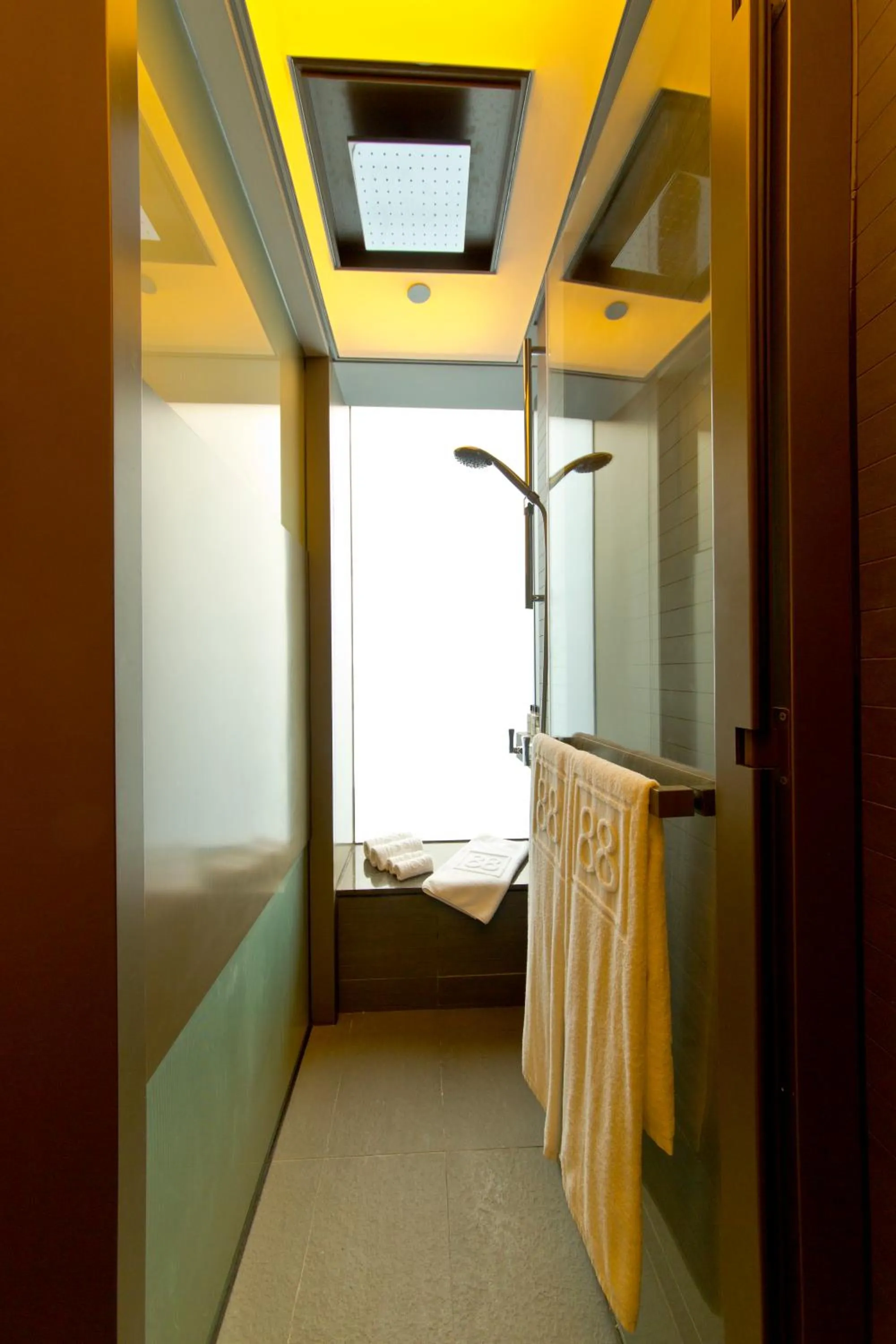 Toilet, Bed in Wanchai 88