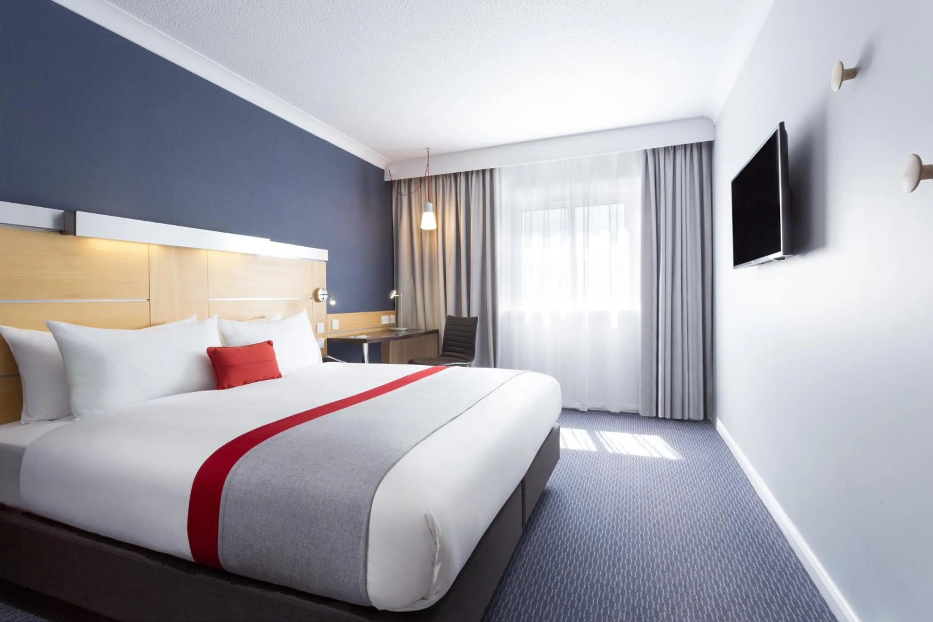 Photo of the whole room, Bed in Holiday Inn Express Southampton - M27, J7 by IHG