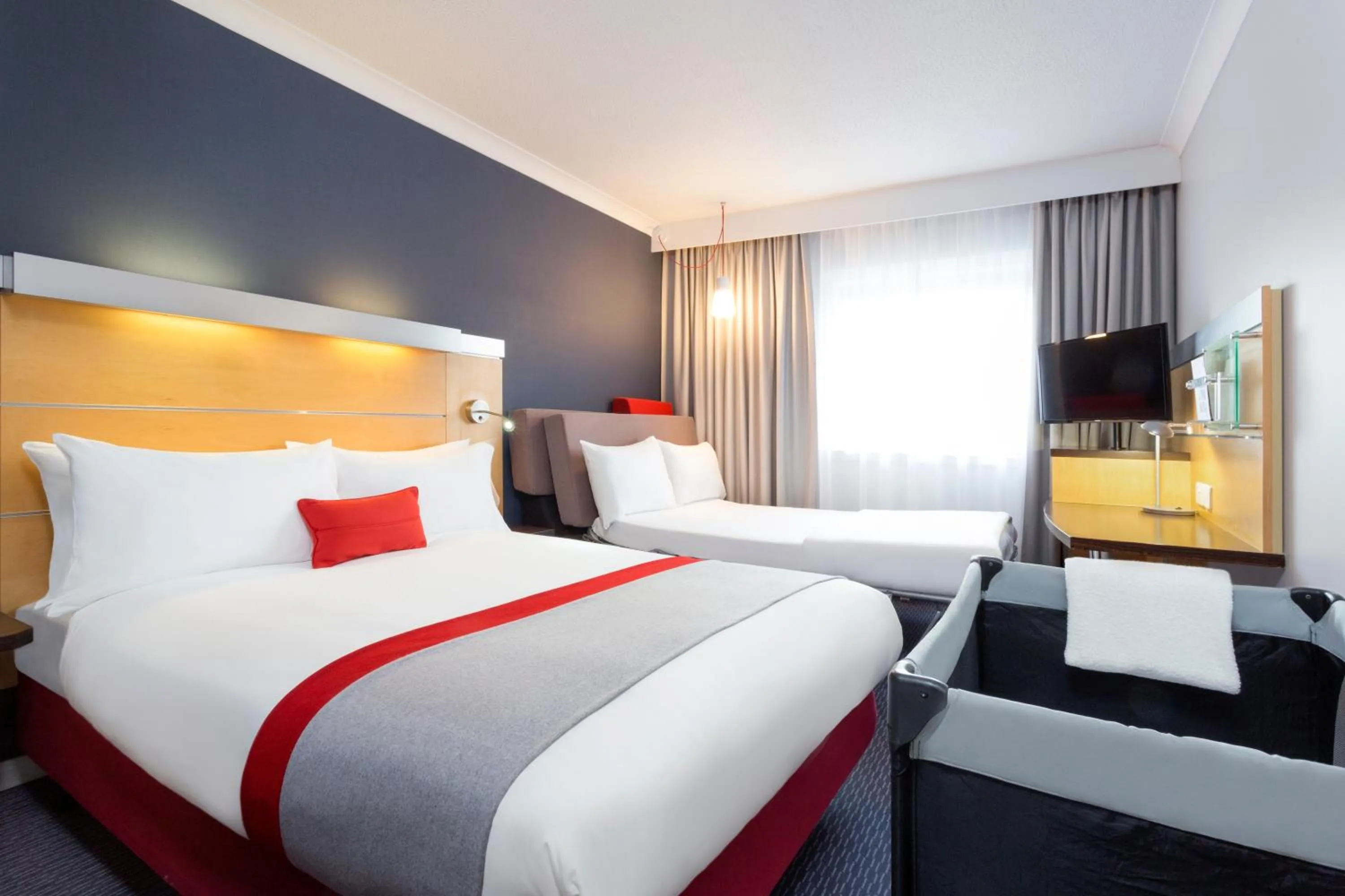 Bedroom, Bed in Holiday Inn Express Southampton - M27, J7 by IHG