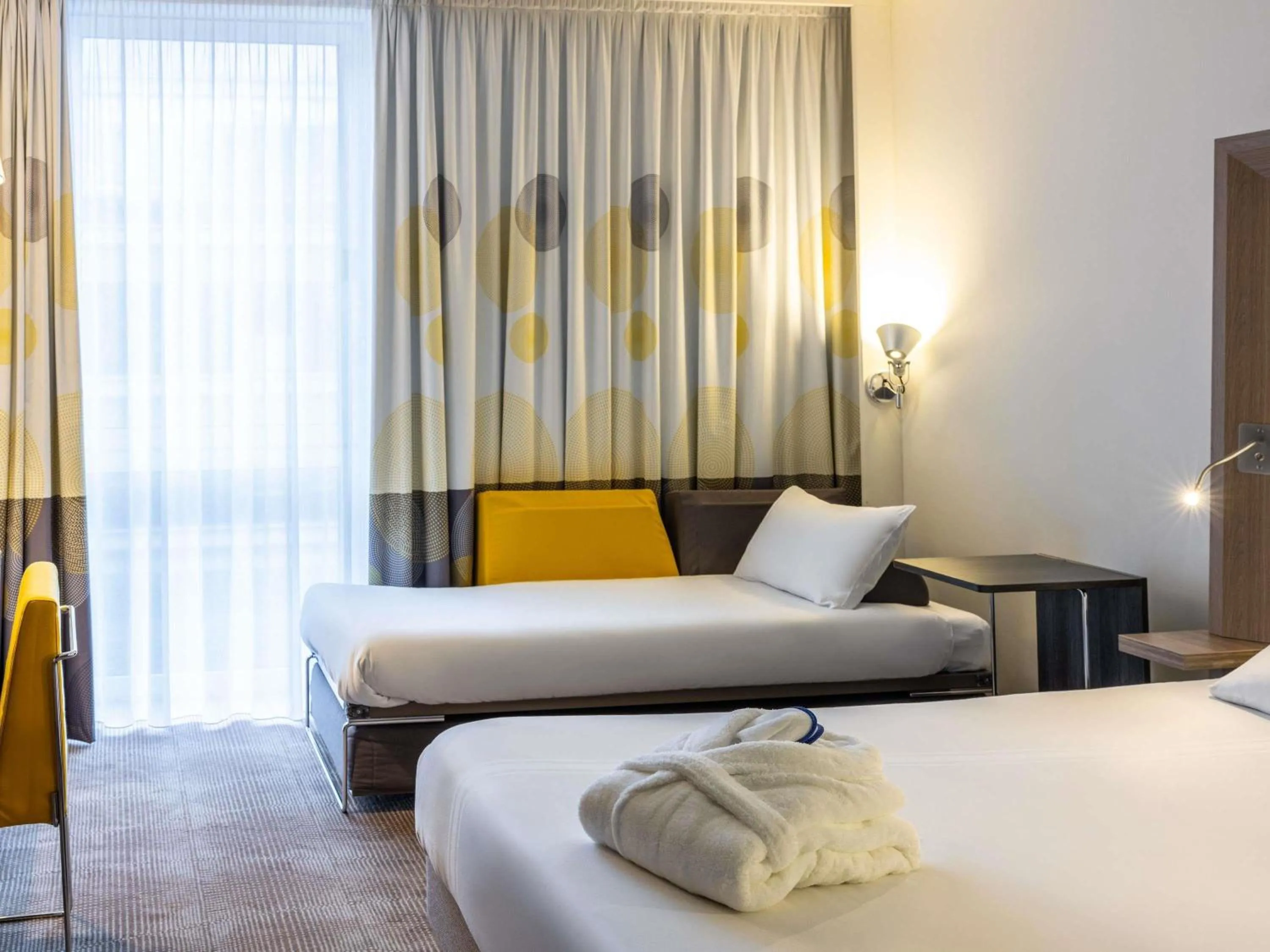 Bedroom, Bed in Novotel Leeds Centre