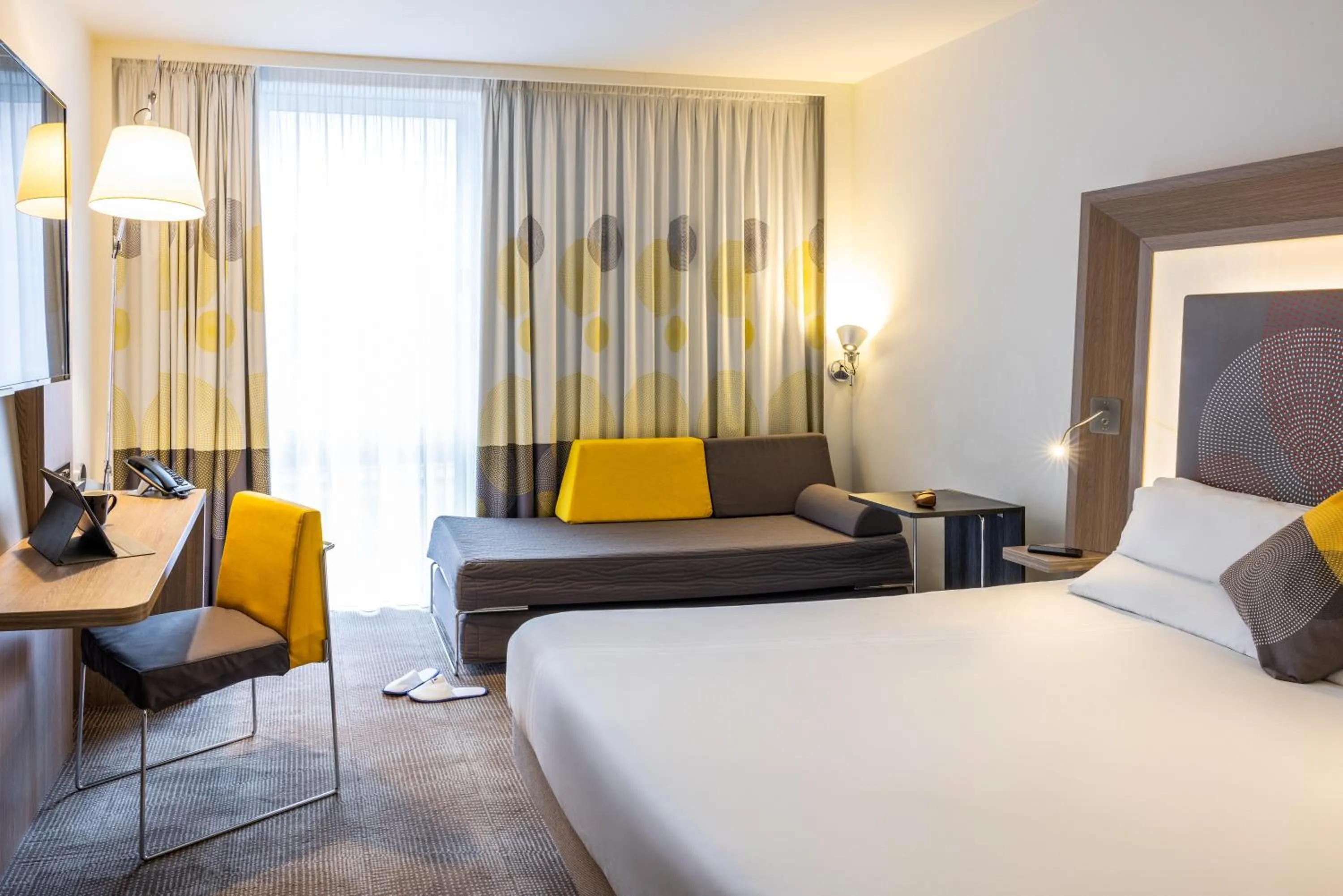 Bedroom, Bed in Novotel Leeds Centre