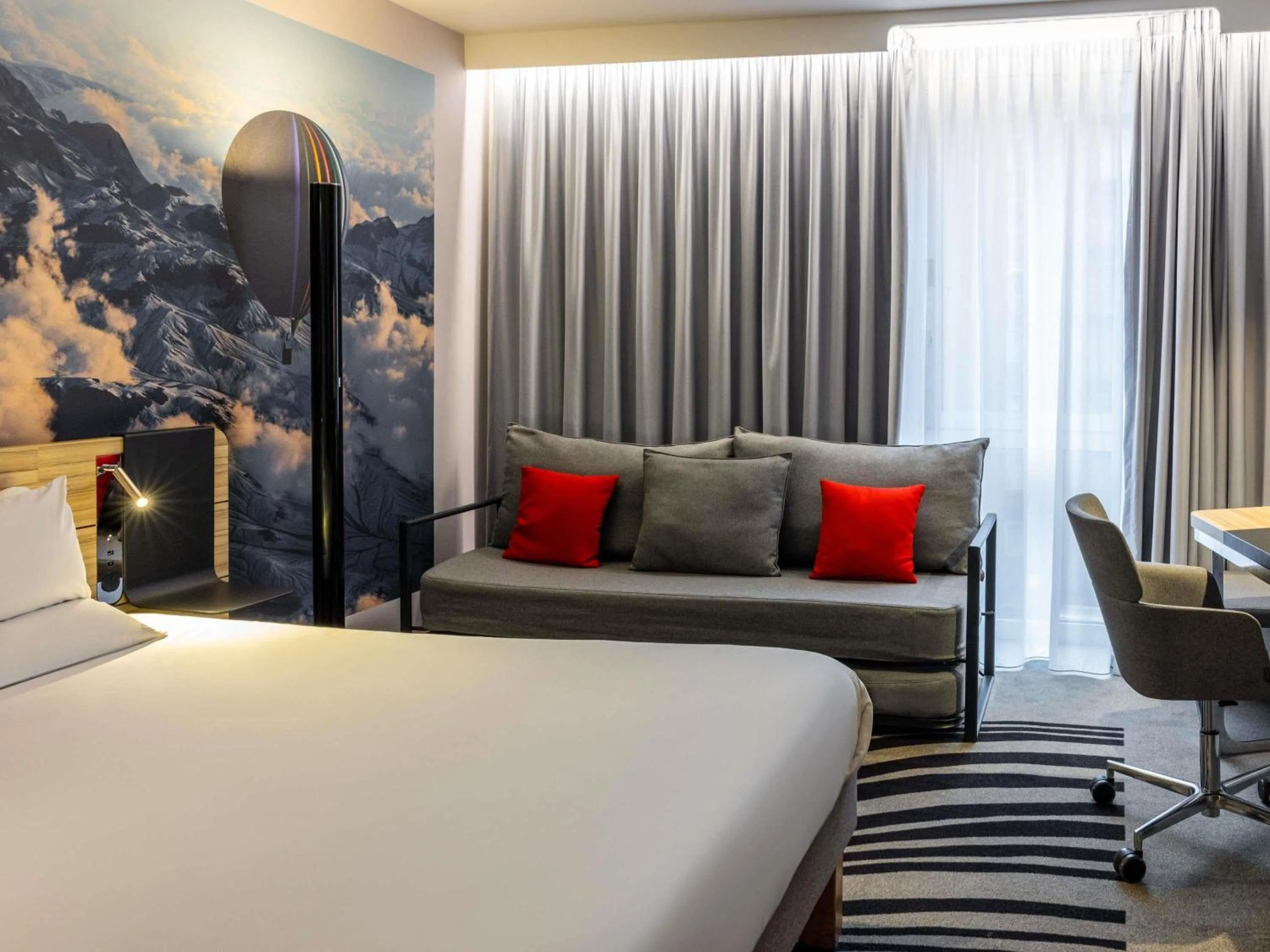 Bedroom, Bed in Novotel Leeds Centre