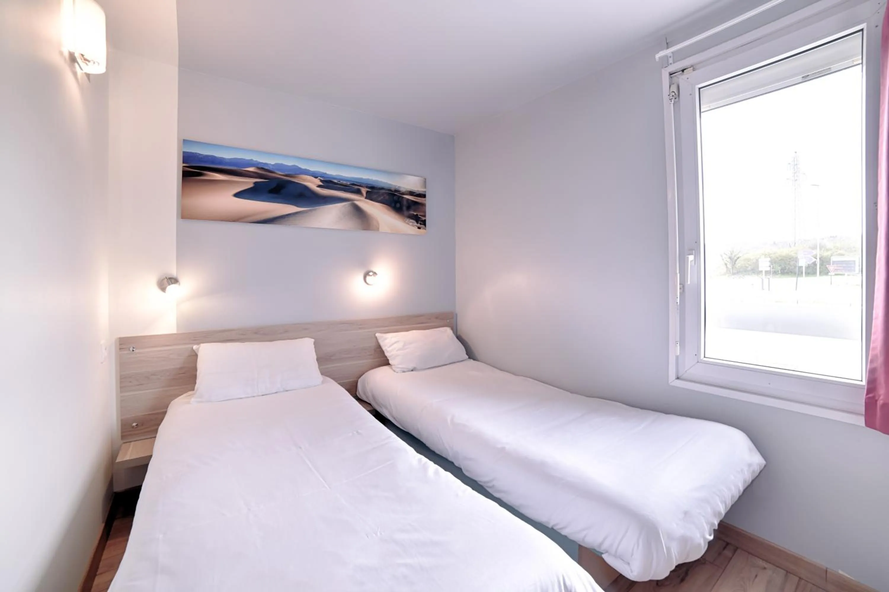 Bedroom, Bed in Brit Hotel Macon Nord Autoroute du Soleil