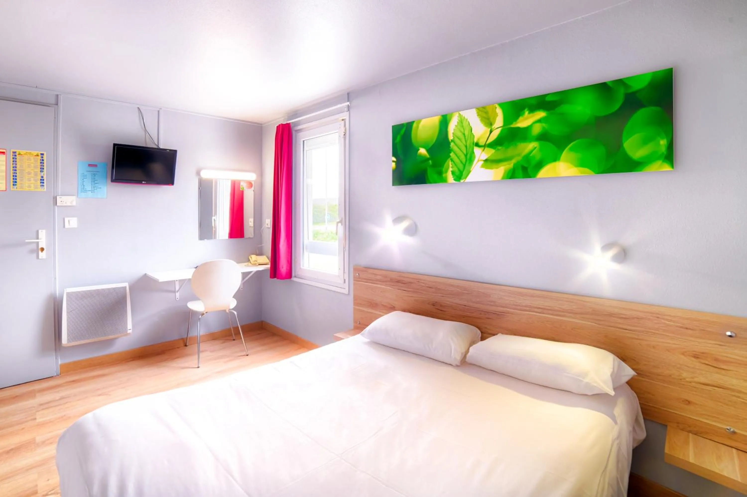 Bedroom, Bed in Brit Hotel Macon Nord Autoroute du Soleil