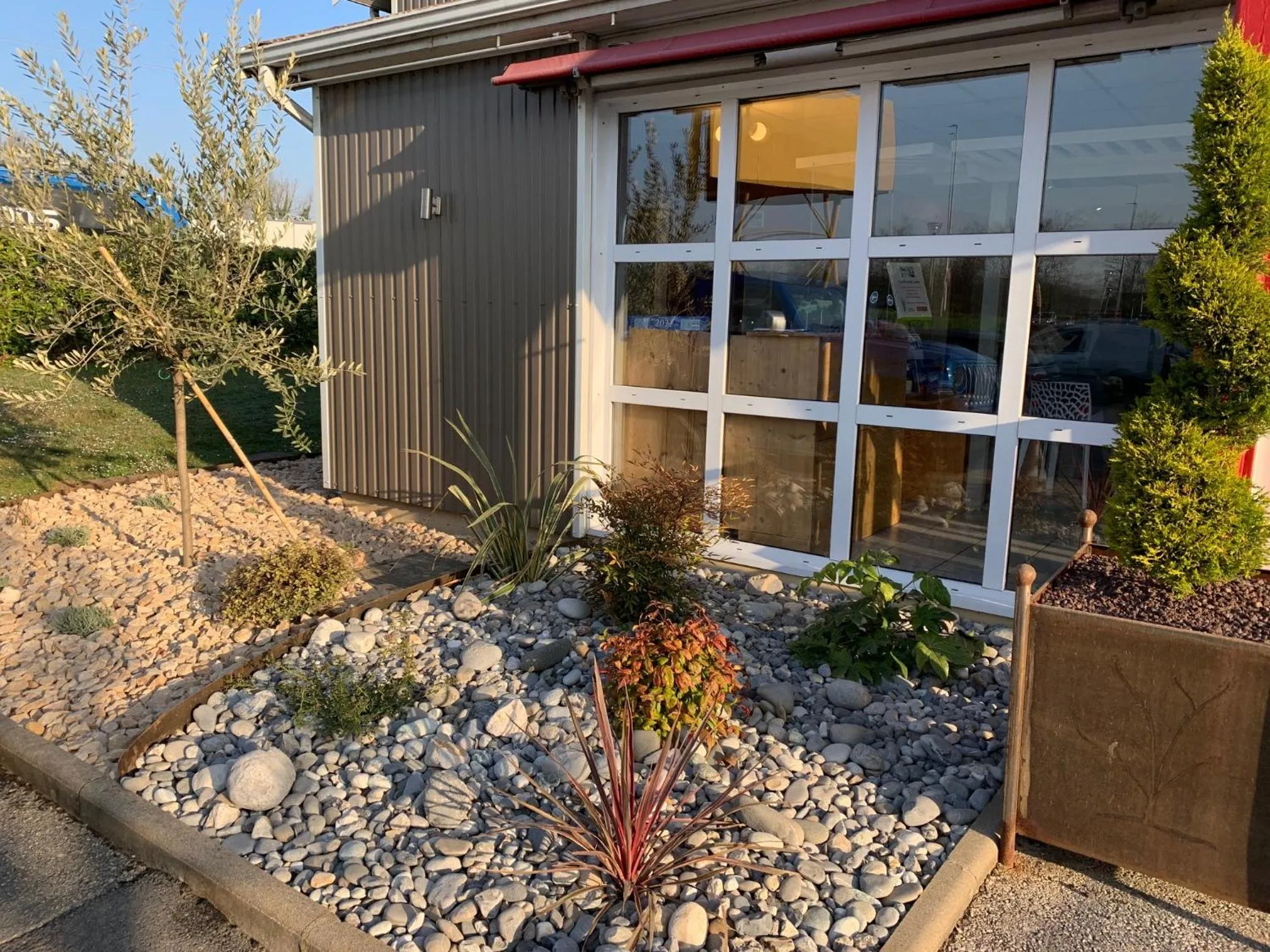 Facade/entrance in Brit Hotel Macon Nord Autoroute du Soleil