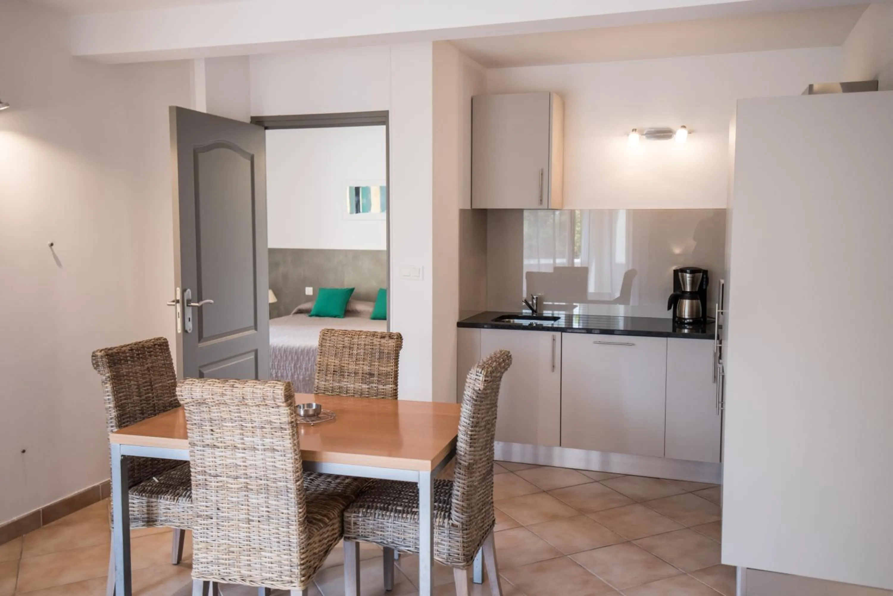 TV and multimedia in Les Alizés Résidence & Spa