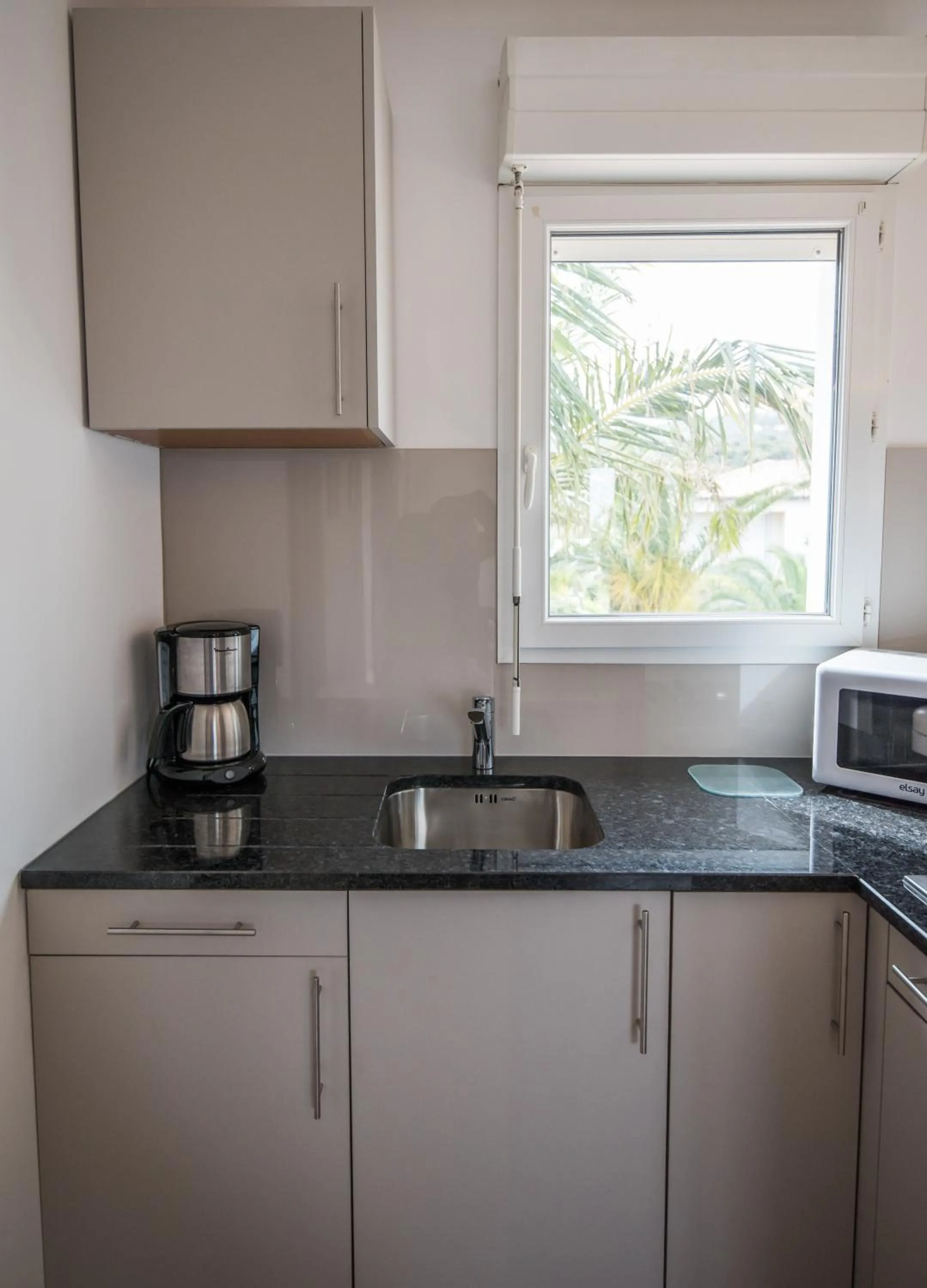 Kitchen or kitchenette in Les Alizés Résidence & Spa