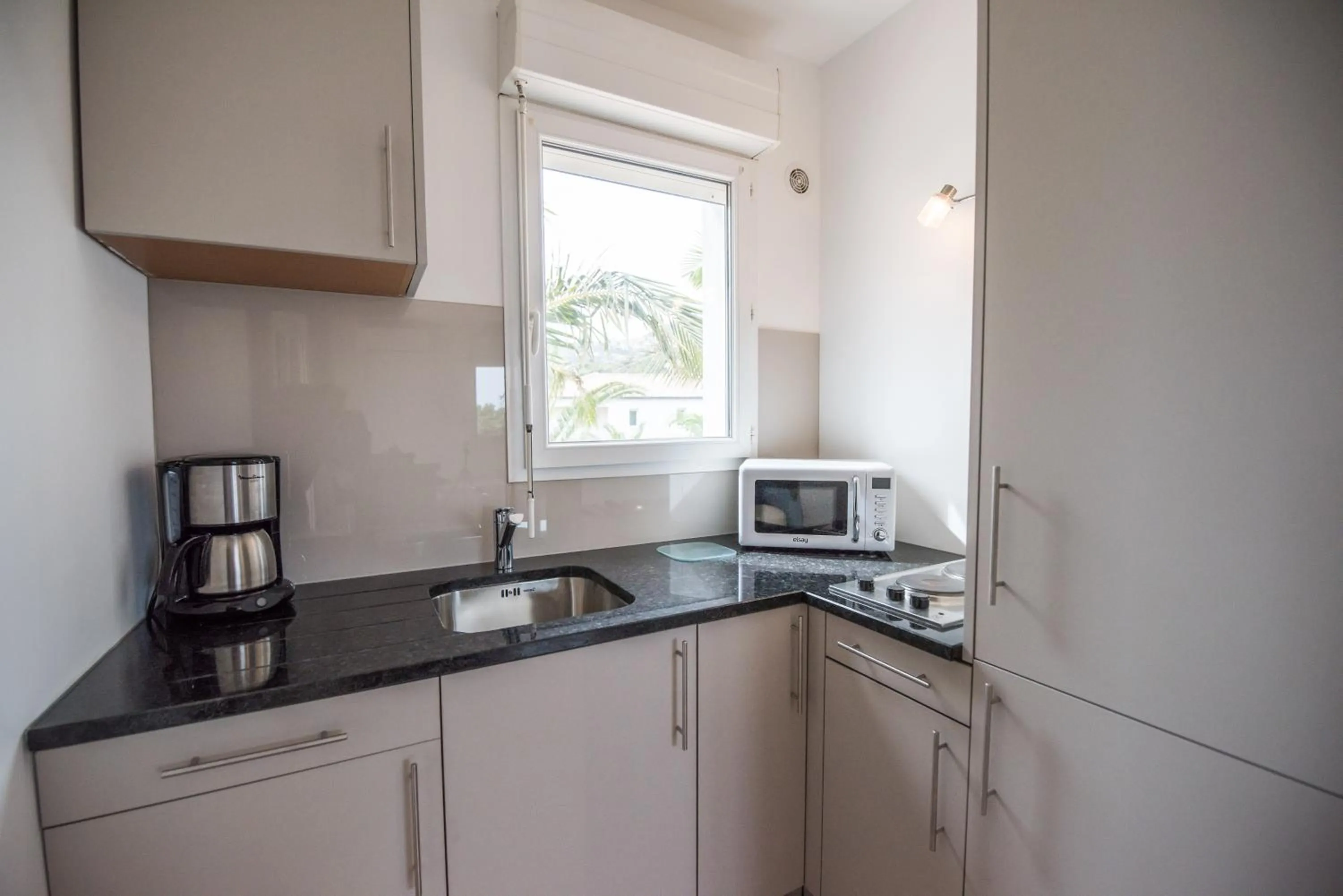 Kitchen or kitchenette in Les Alizés Résidence & Spa