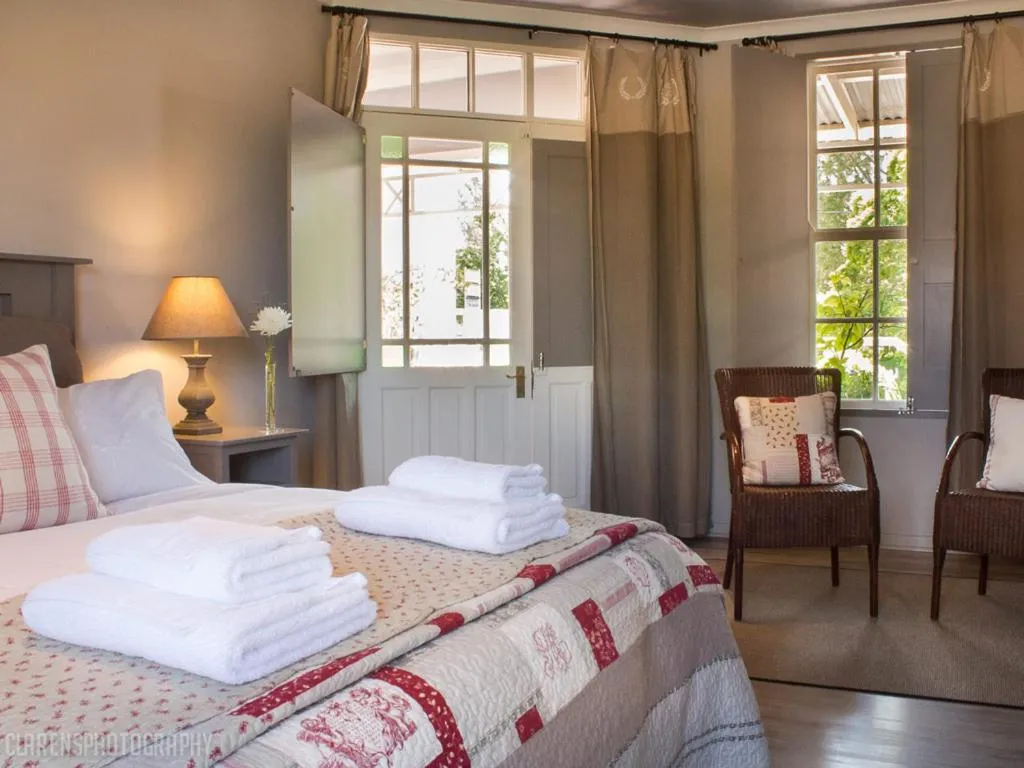 Photo of the whole room, Bed in Highland Quarters