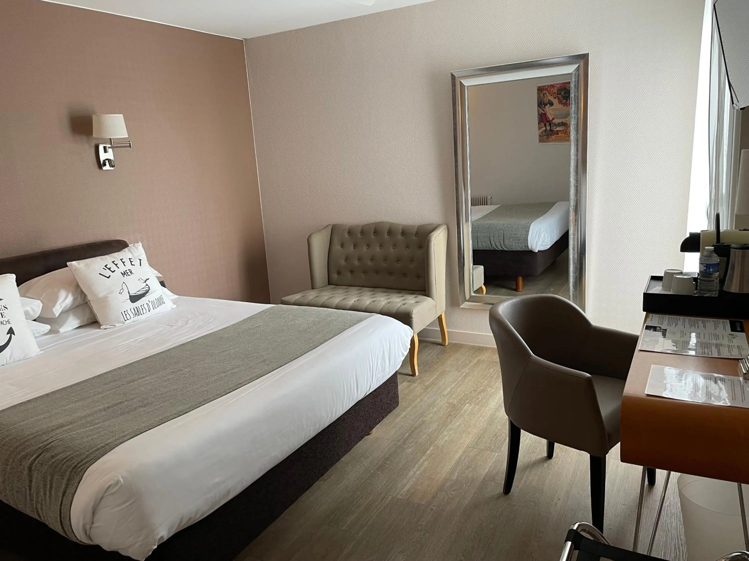 Bed in Cit'Hotel Le Chêne Vert