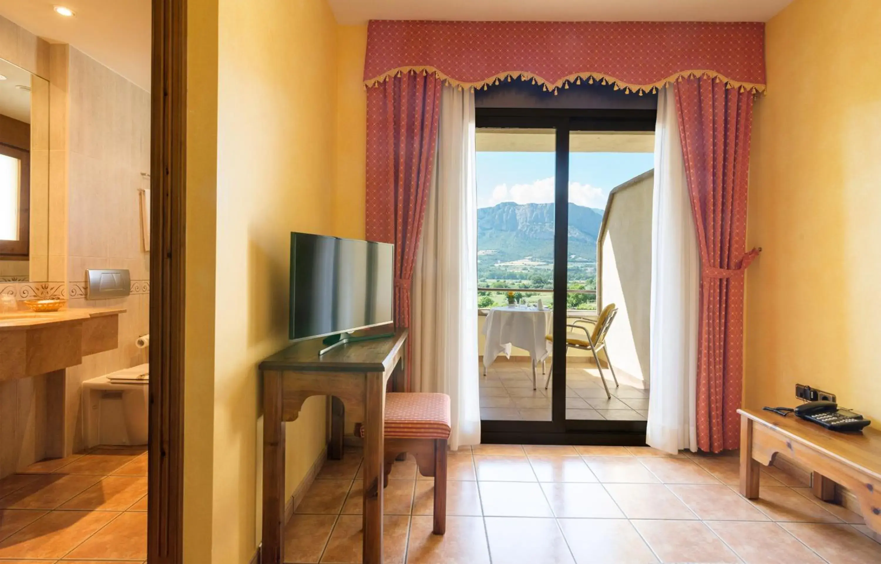 Single Room with Balcony - single occupancy in Hotel Restaurant Cal Petit Single Room with Balcony - single occupancy in Hotel Restaurant Cal Petit