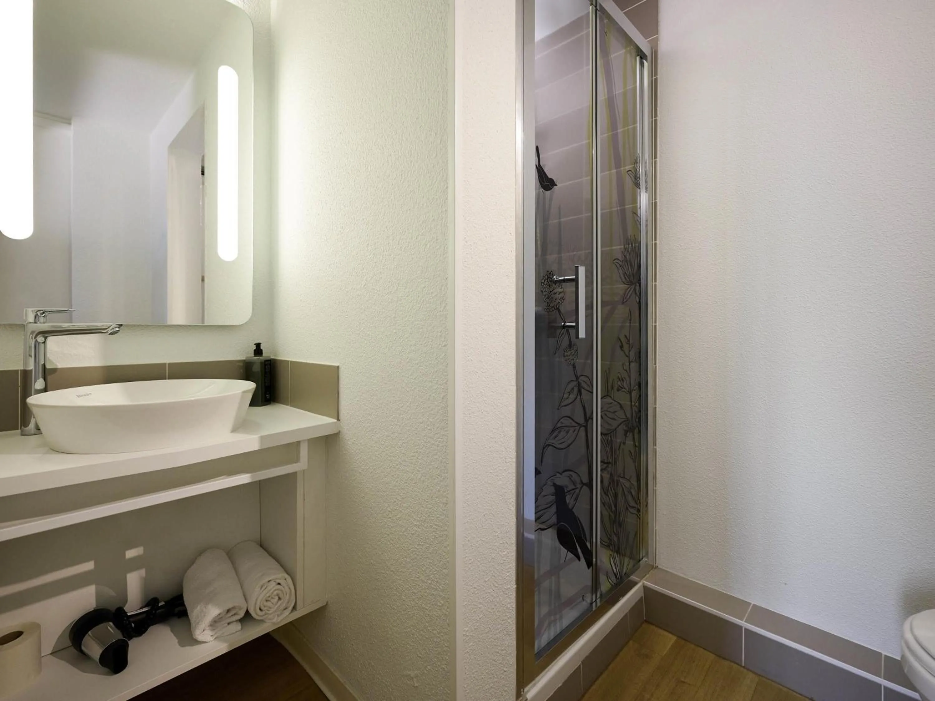 Bedroom in ibis Styles Bordeaux Begles Arena