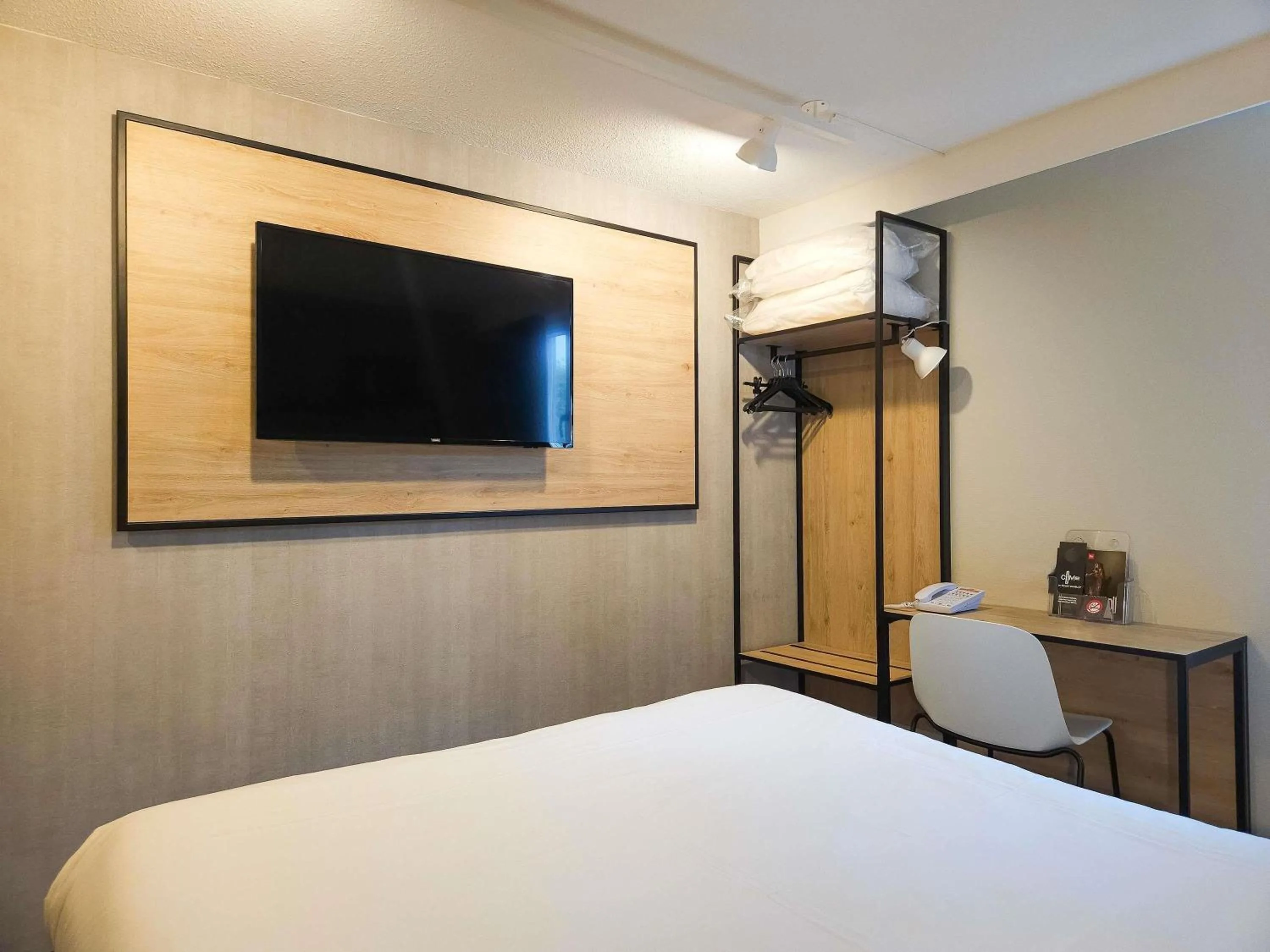 Bedroom, Bed in ibis Creil Sur Oise