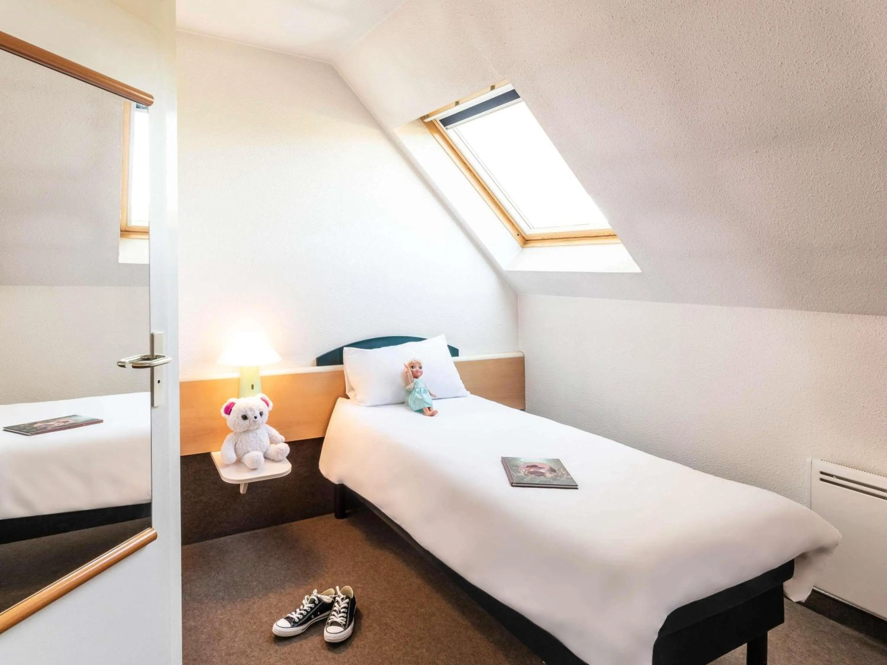 Bedroom, Bed in ibis Creil Sur Oise