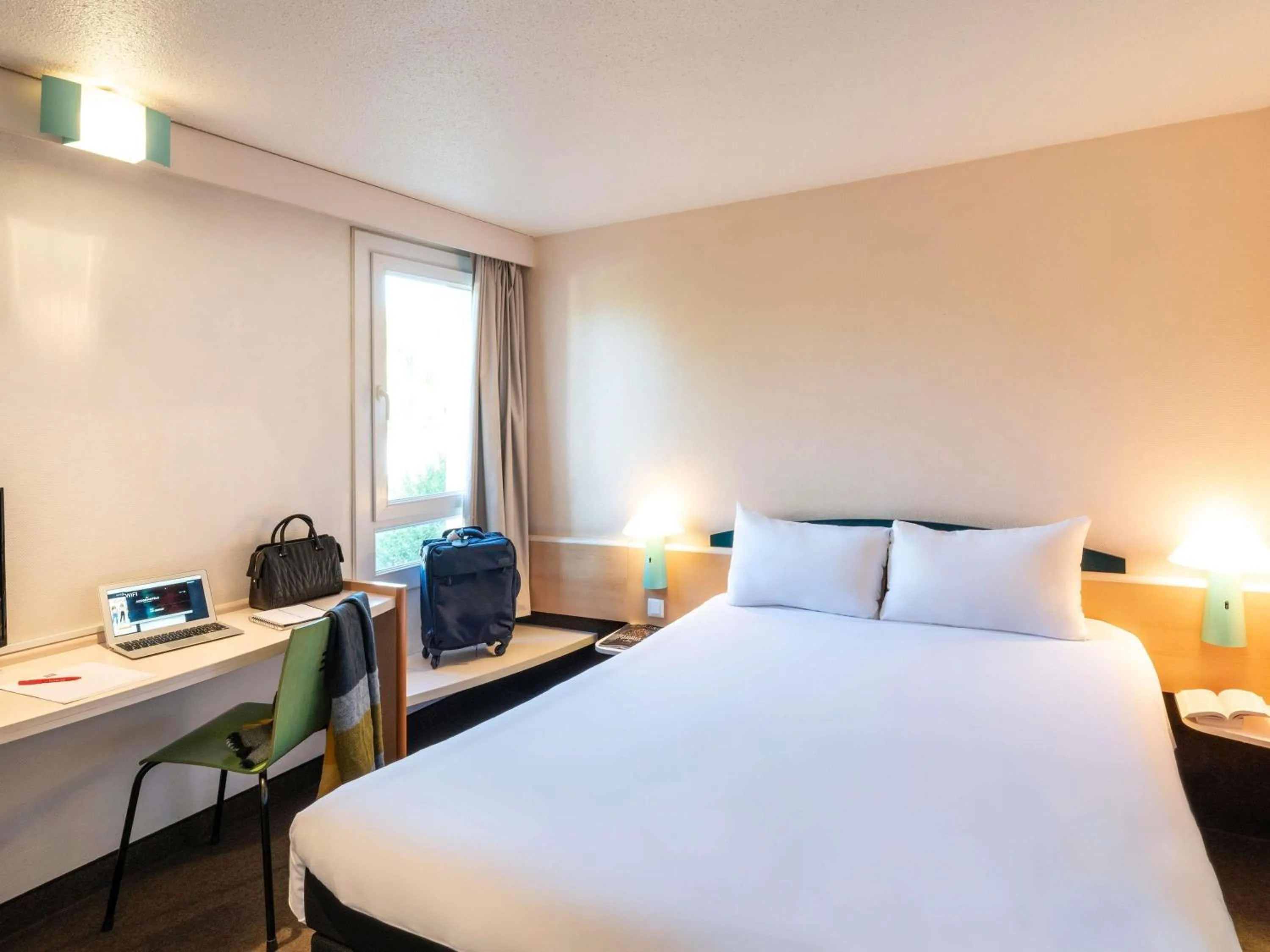 Bedroom, Bed in ibis Creil Sur Oise