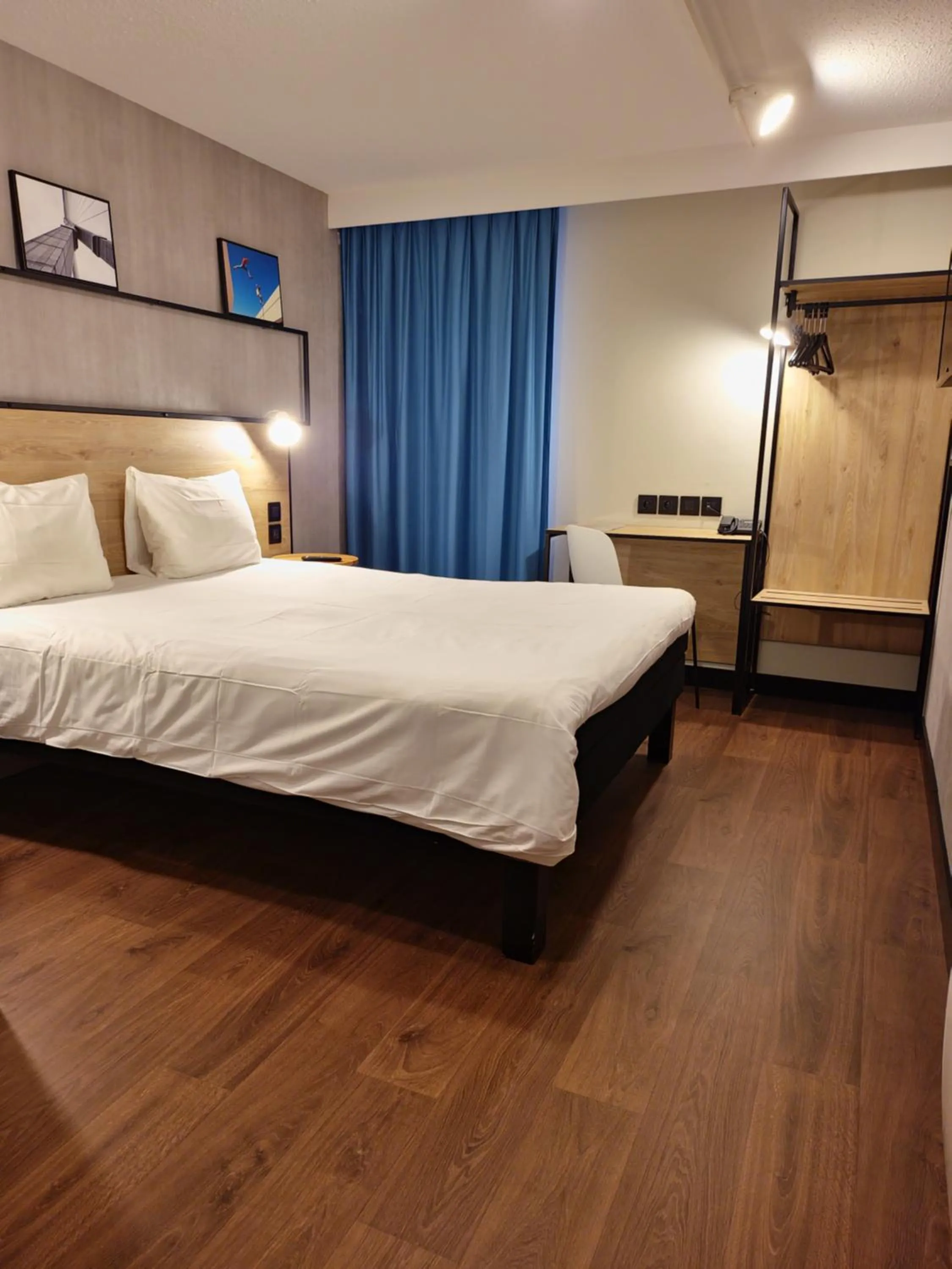 Bedroom, Bed in ibis Creil Sur Oise