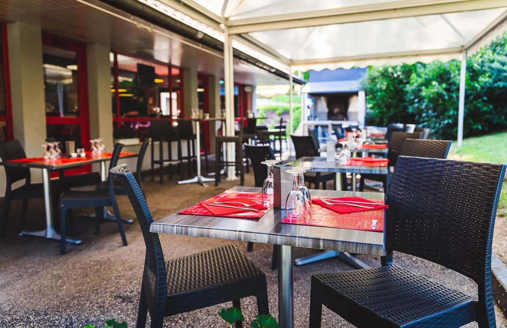 Patio in Logis Hotel Lons-le-Saunier - Restaurant Le Grill