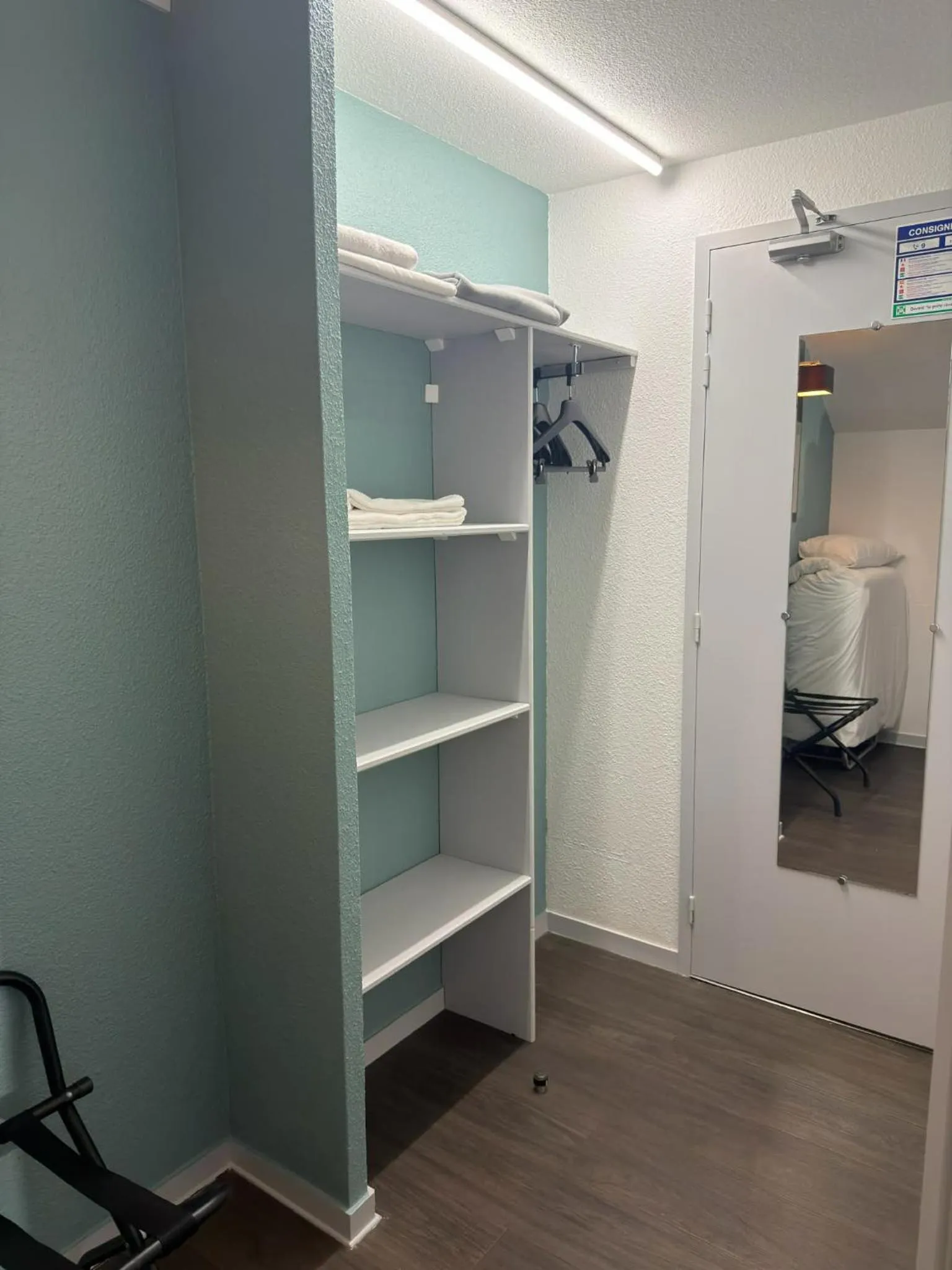 wardrobe in Logis Hotel Lons-le-Saunier - Restaurant Le Grill