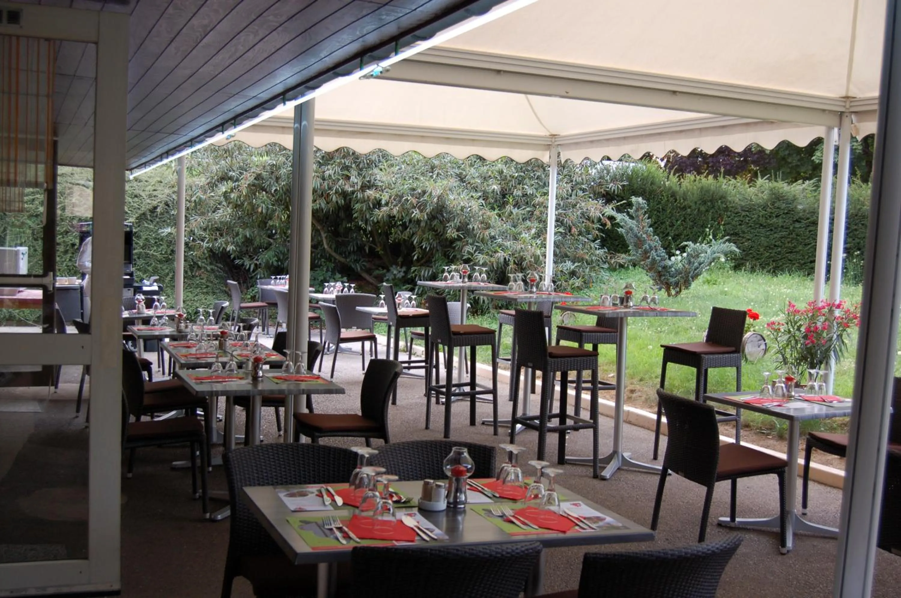 Restaurant/places to eat in Logis Hotel Lons-le-Saunier - Restaurant Le Grill