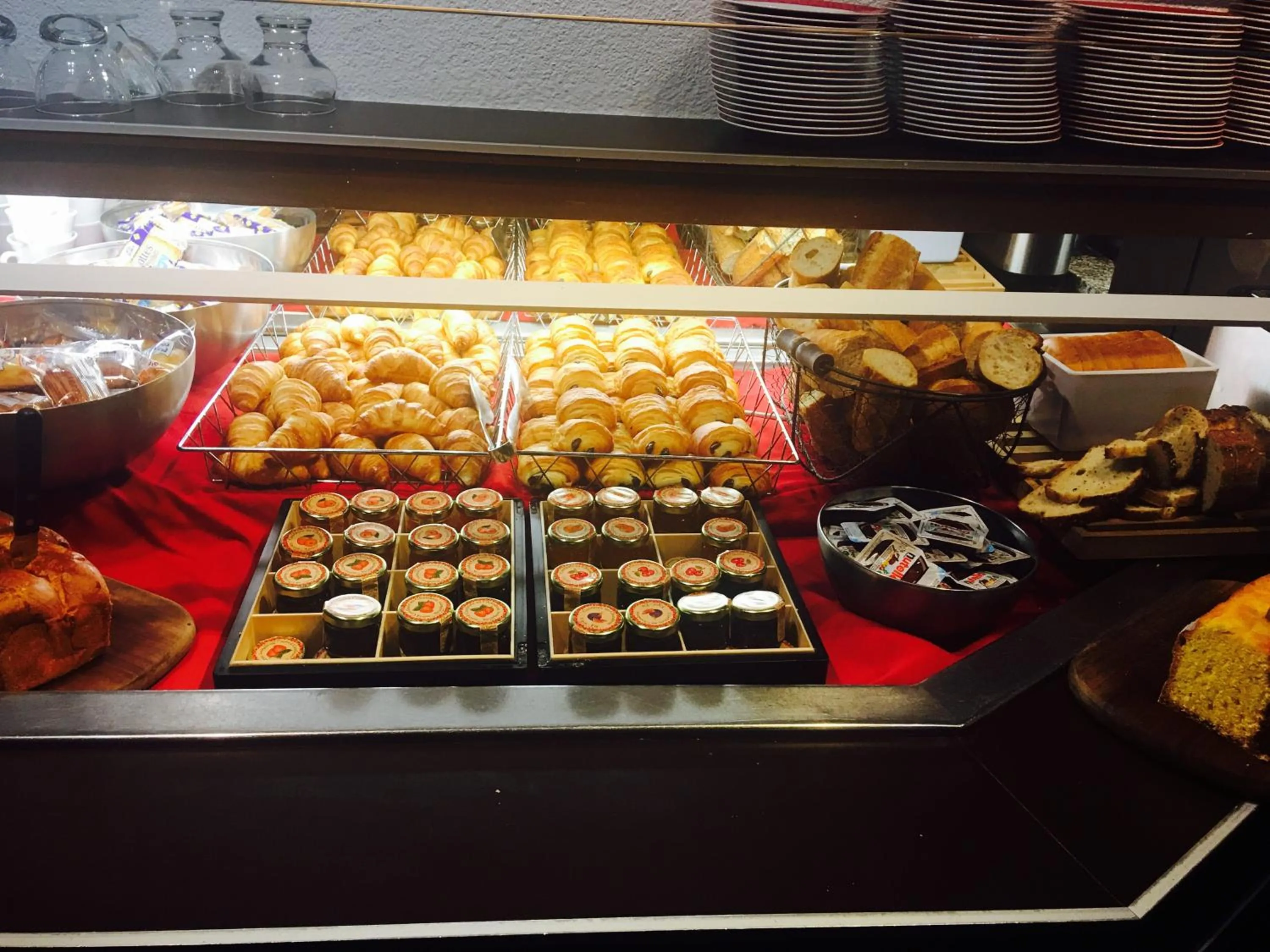 Buffet breakfast in Logis Hotel Lons-le-Saunier - Restaurant Le Grill