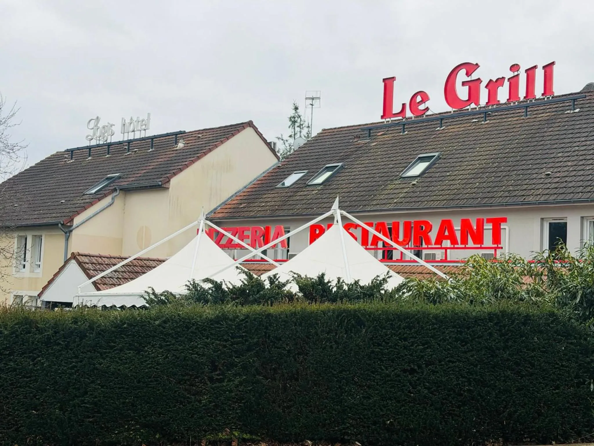 Property building in Logis Hotel Lons-le-Saunier - Restaurant Le Grill