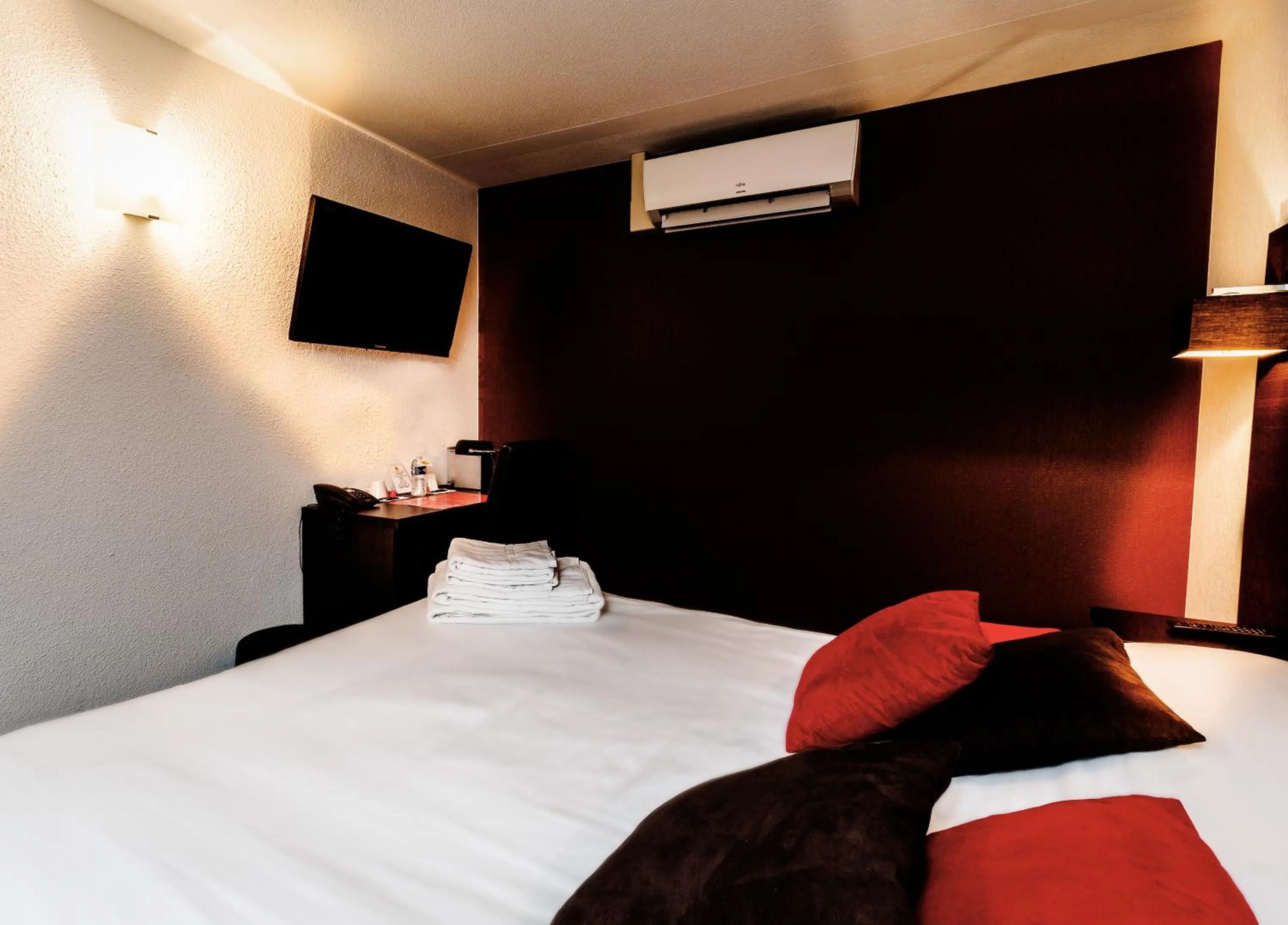 Bedroom, Bed in Logis Hotel Lons-le-Saunier - Restaurant Le Grill