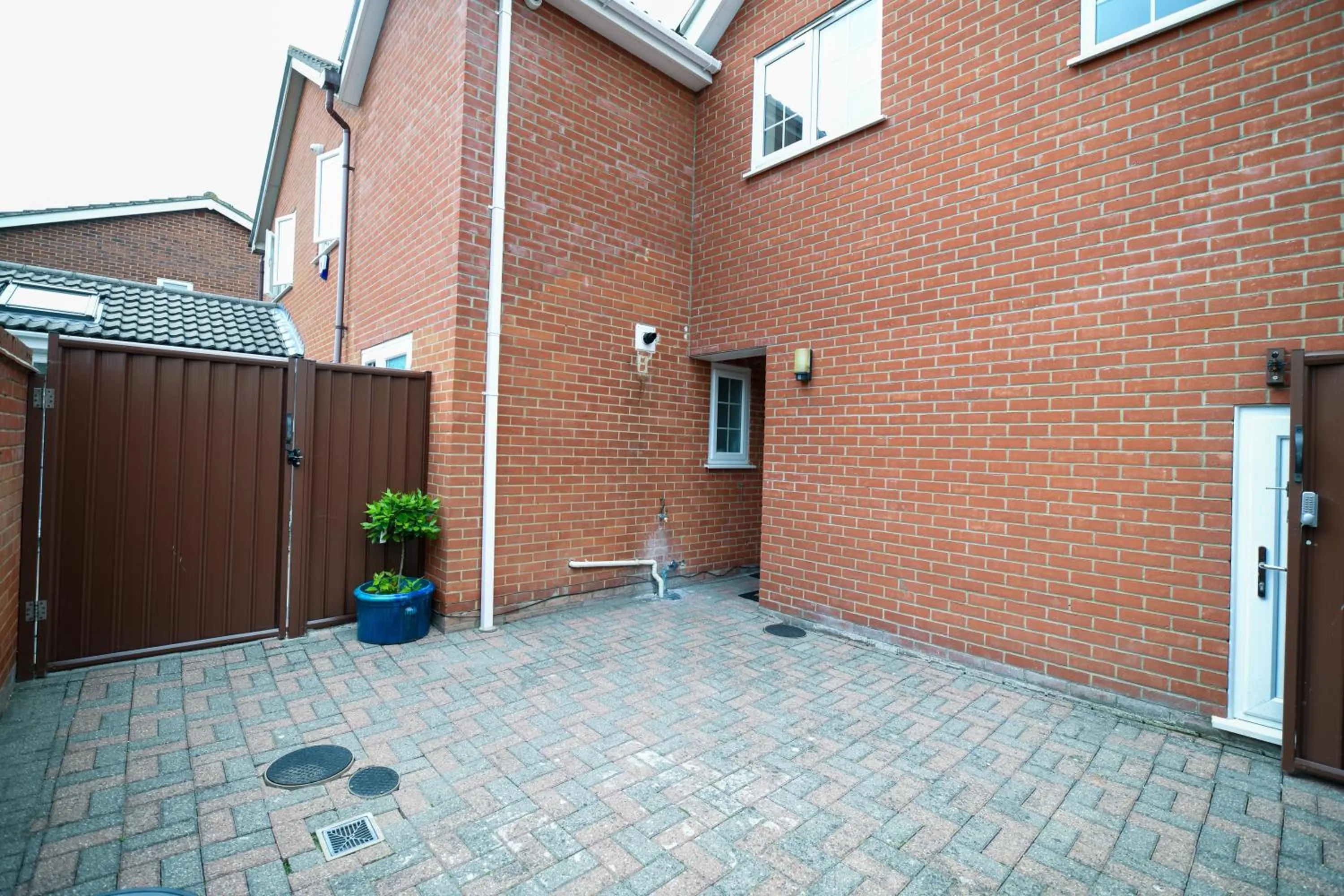 Facade/entrance in Fennec Apartments