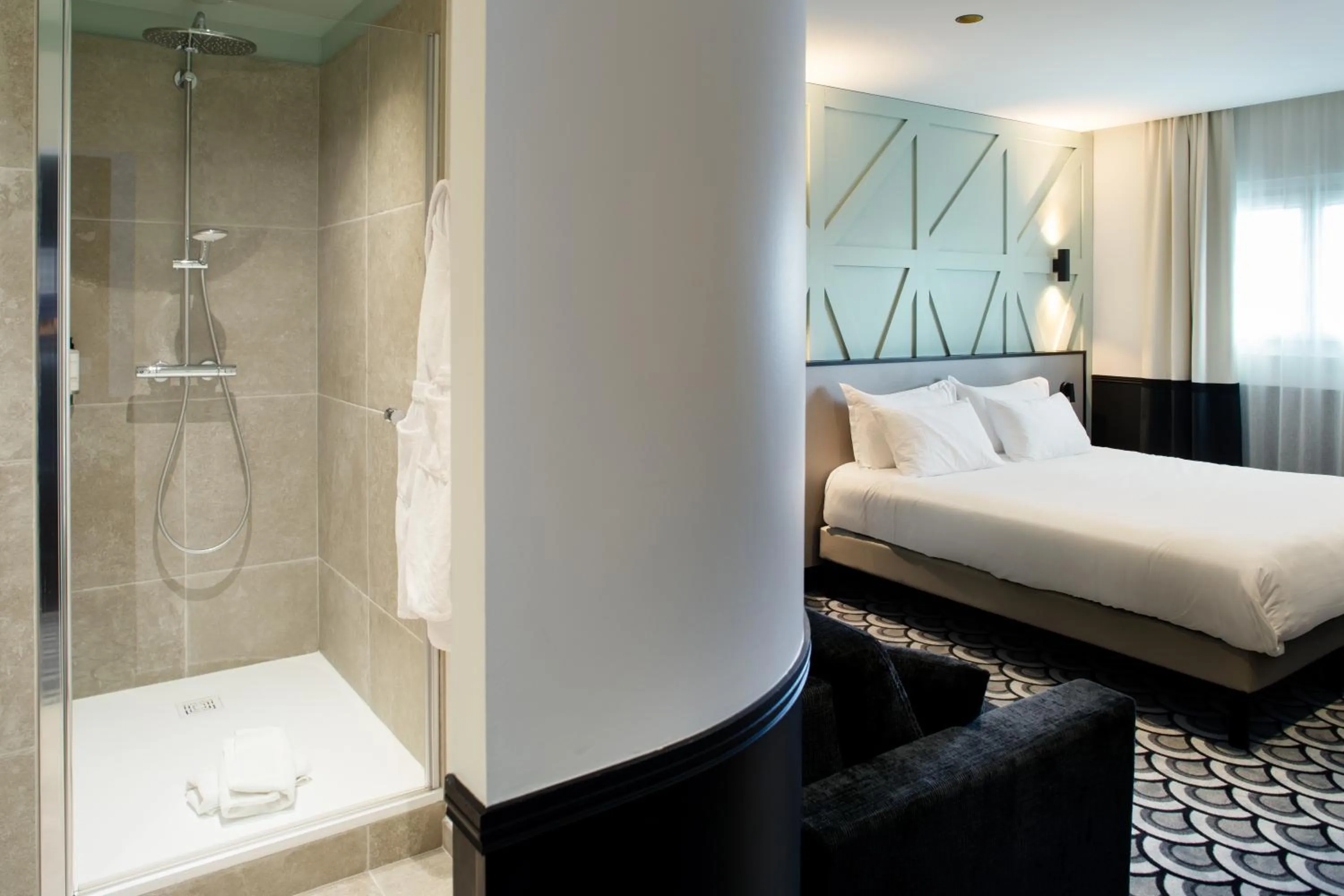 Photo of the whole room, Bed in Logis Hotel Darcy Dijon Centre