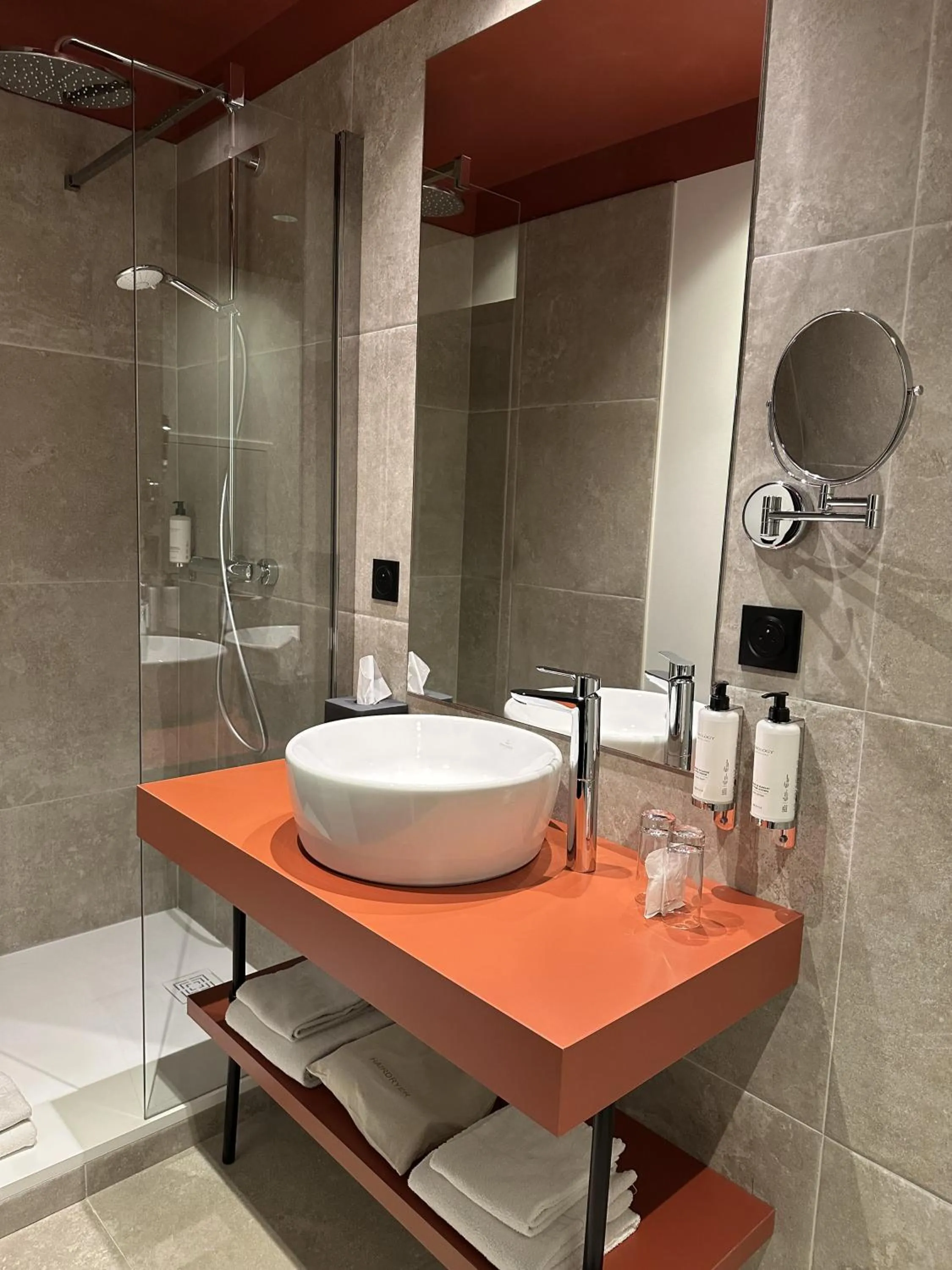 Shower in Logis Hotel Darcy Dijon Centre