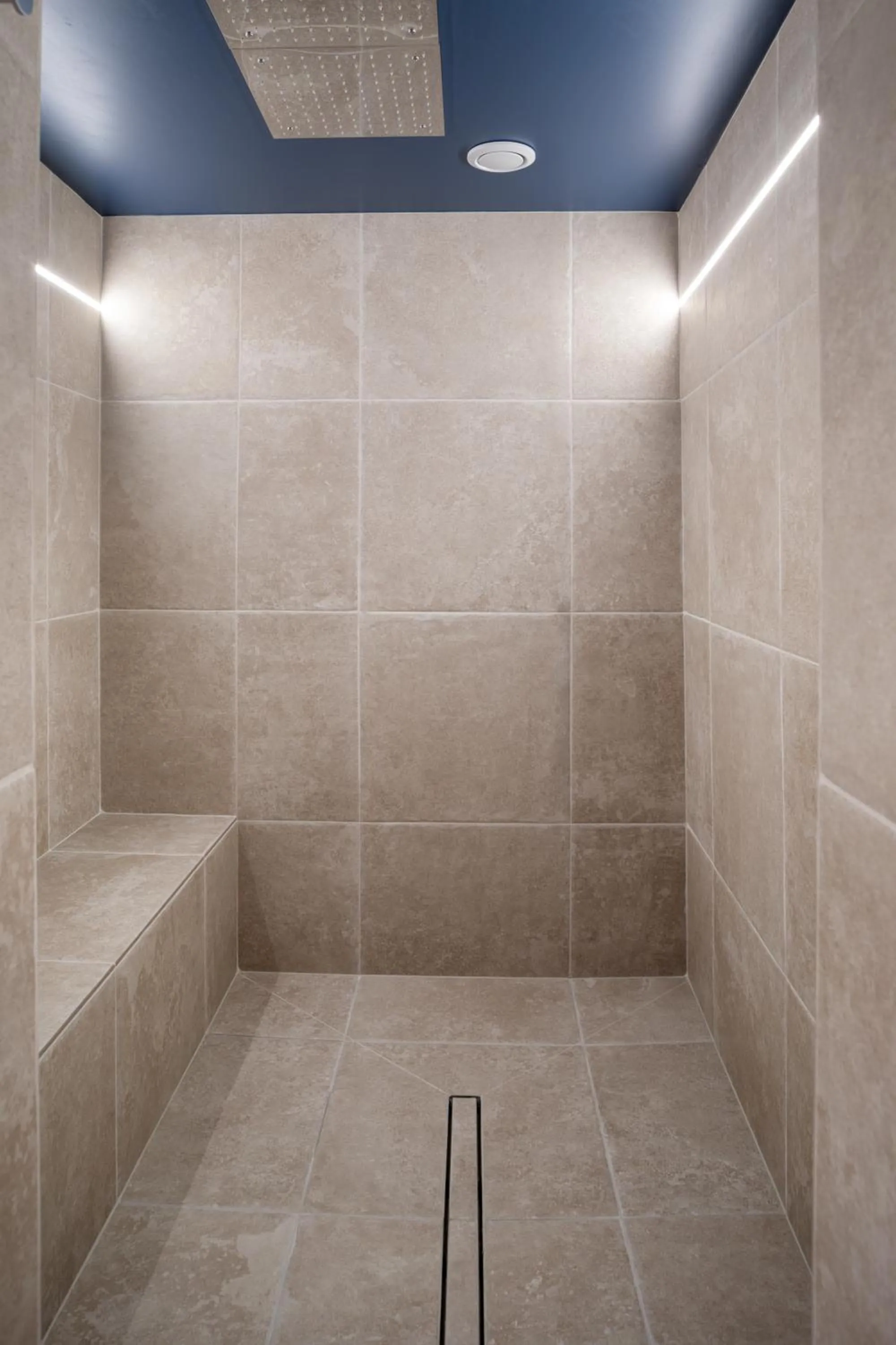 Shower in Logis Hotel Darcy Dijon Centre