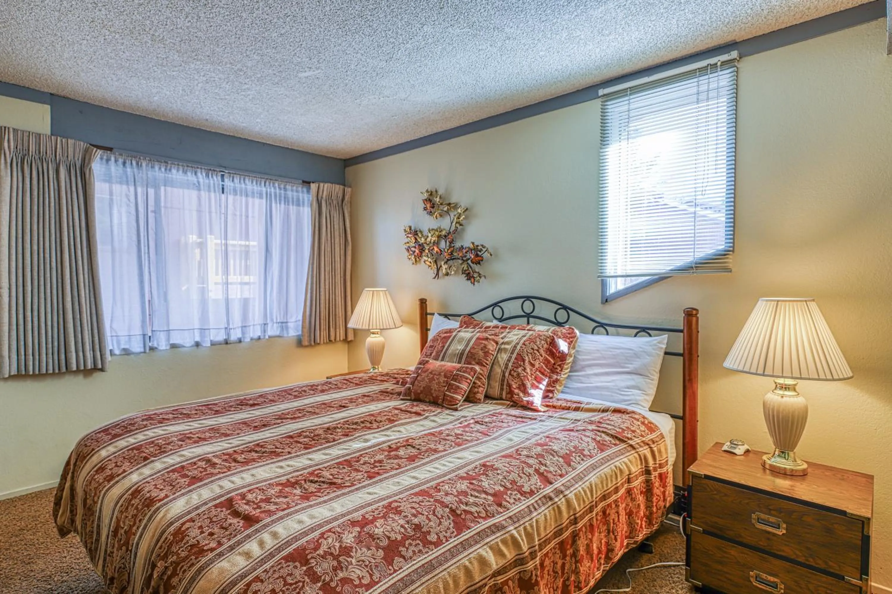 Bed in Mammoth Ski & Racquet 124