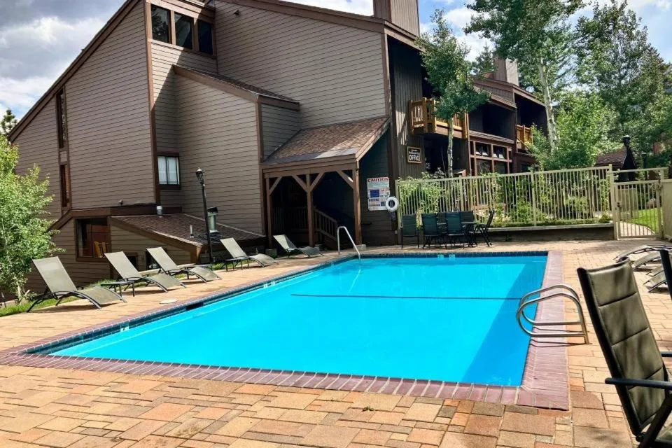 Mammoth Ski & Racquet 124