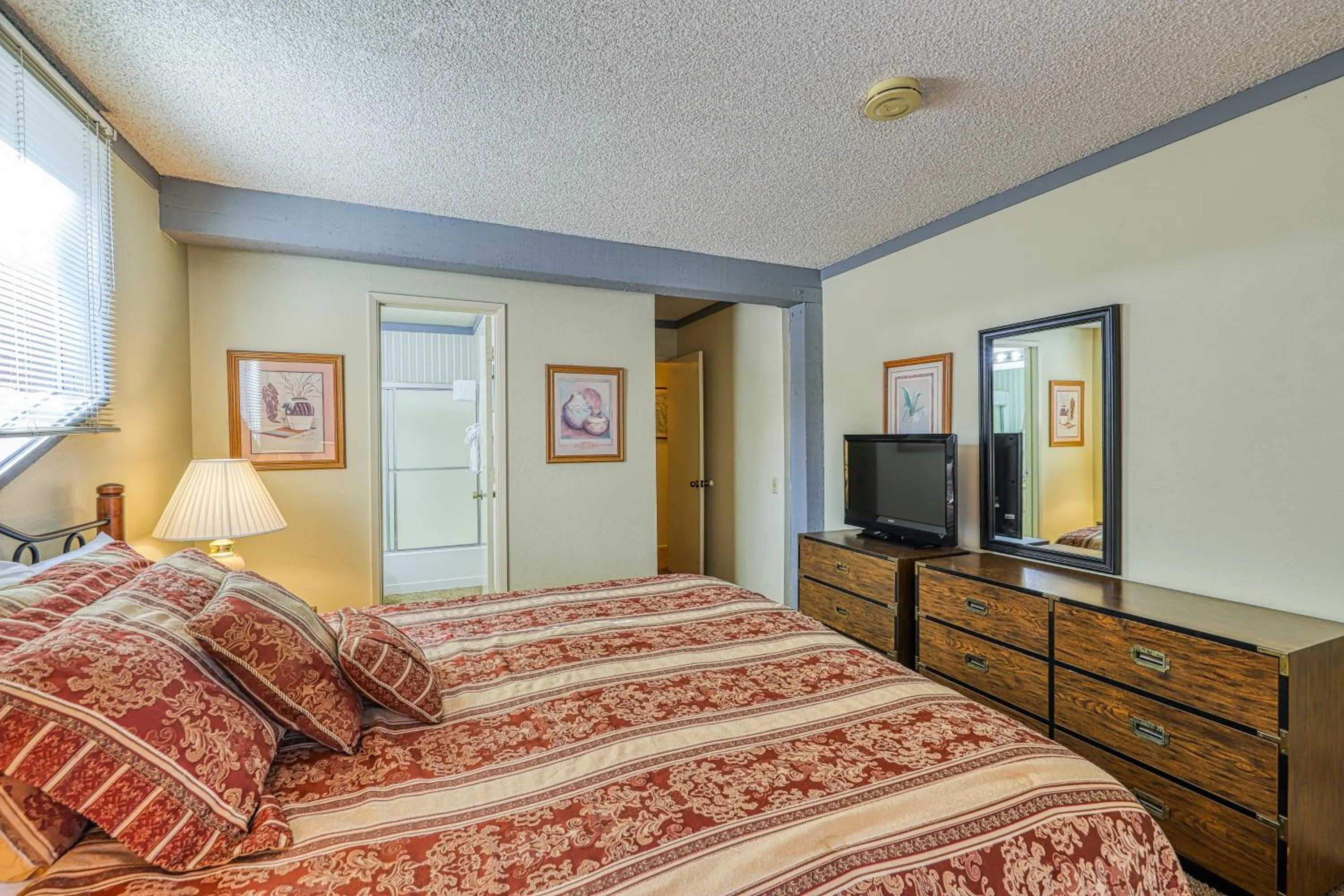 Bed in Mammoth Ski & Racquet 124