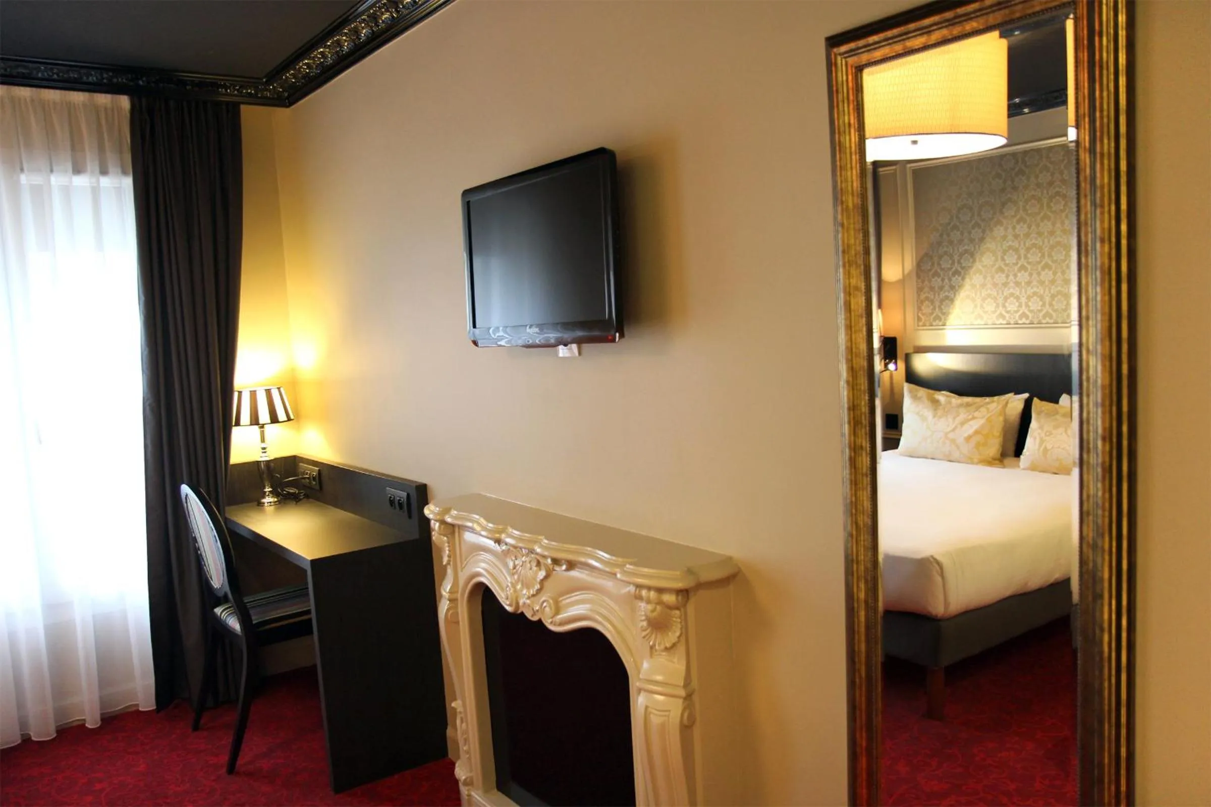 Photo of the whole room in Best Western Le Montmartre – Saint Pierre