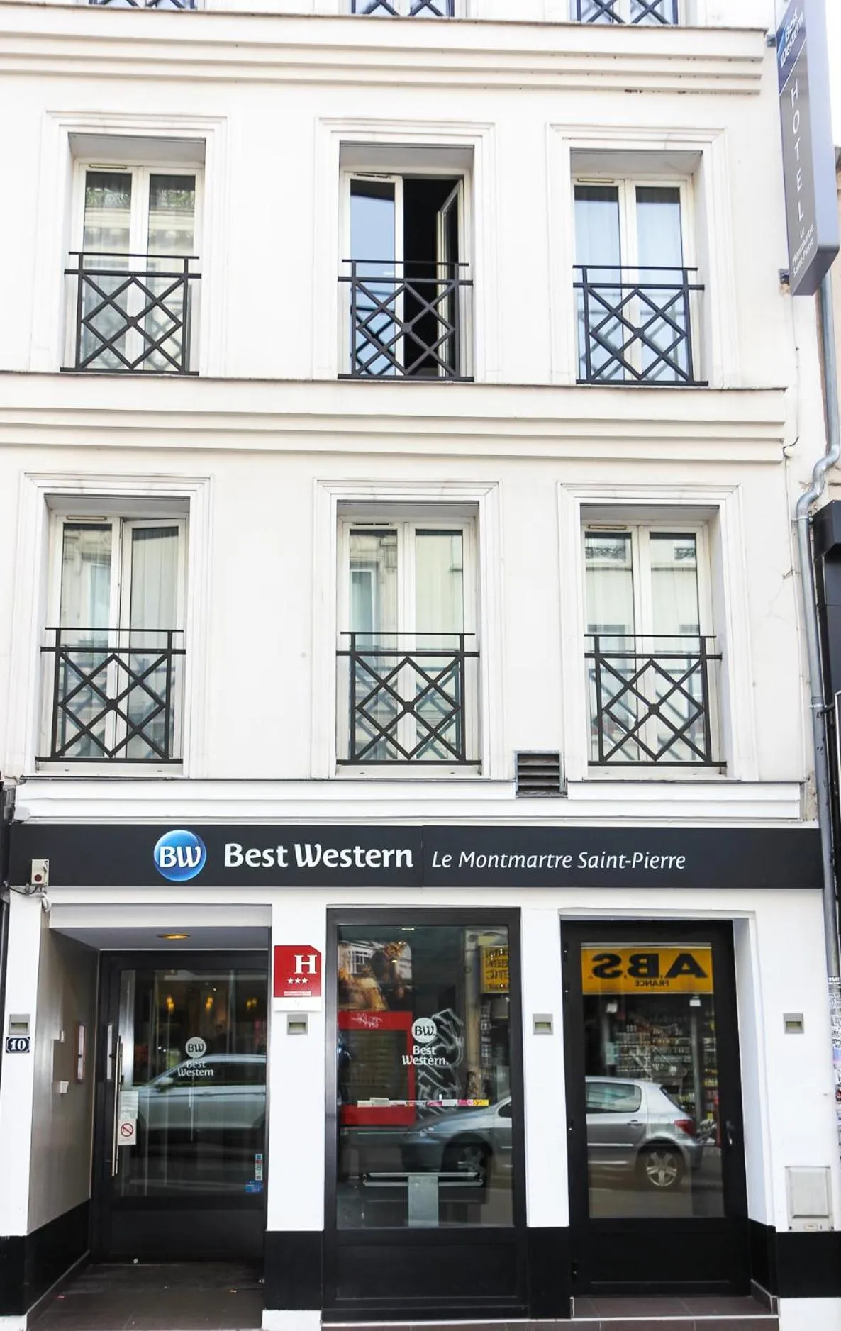Property building in Best Western Le Montmartre – Saint Pierre