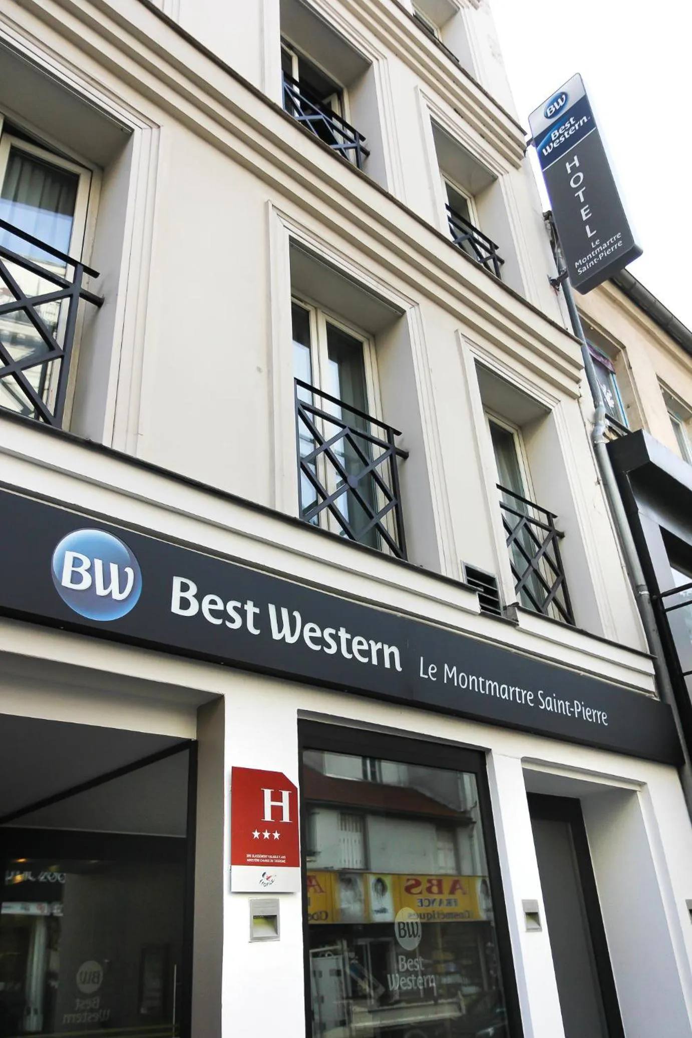 Property building in Best Western Le Montmartre – Saint Pierre