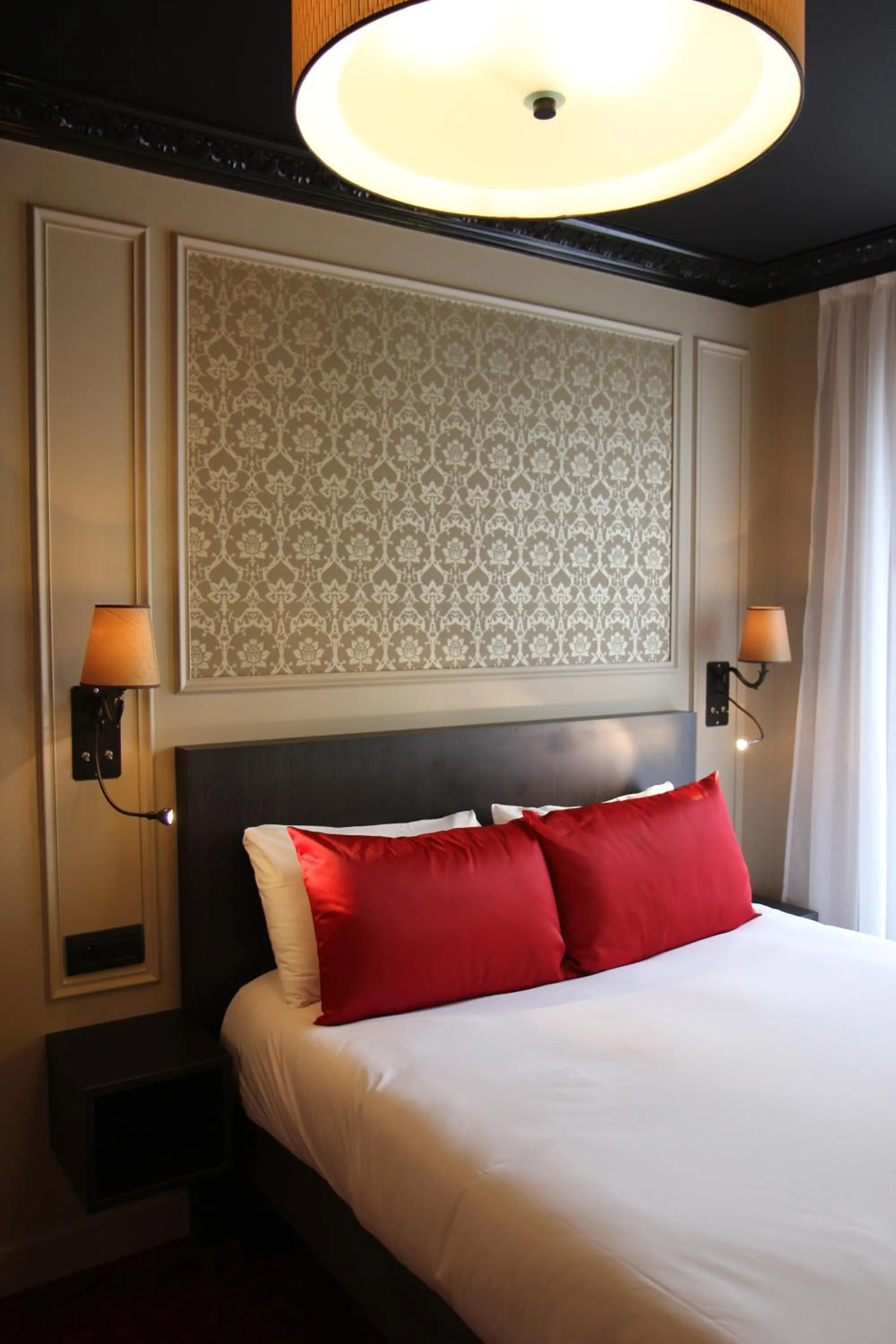 Bed in Best Western Le Montmartre – Saint Pierre